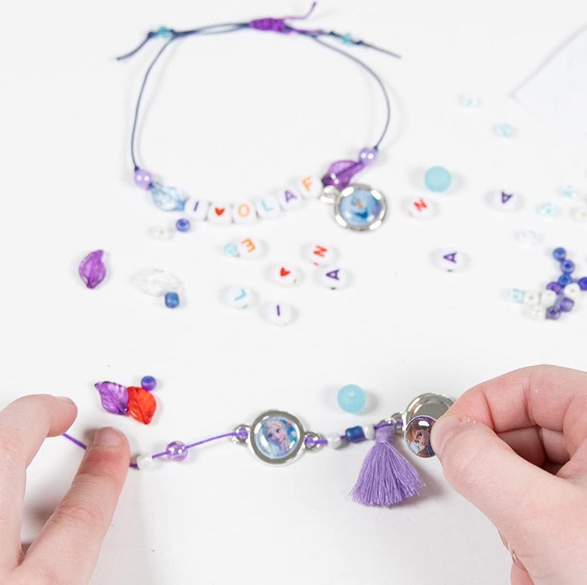 Totum Schmuckbastelset: Buchstaben Armbänder basteln mit Motiven von Anna, Elsa & Olaf und bunten Buchstaben Perlen,Geschenk für Mädchen ab 4 Jahren, 681460