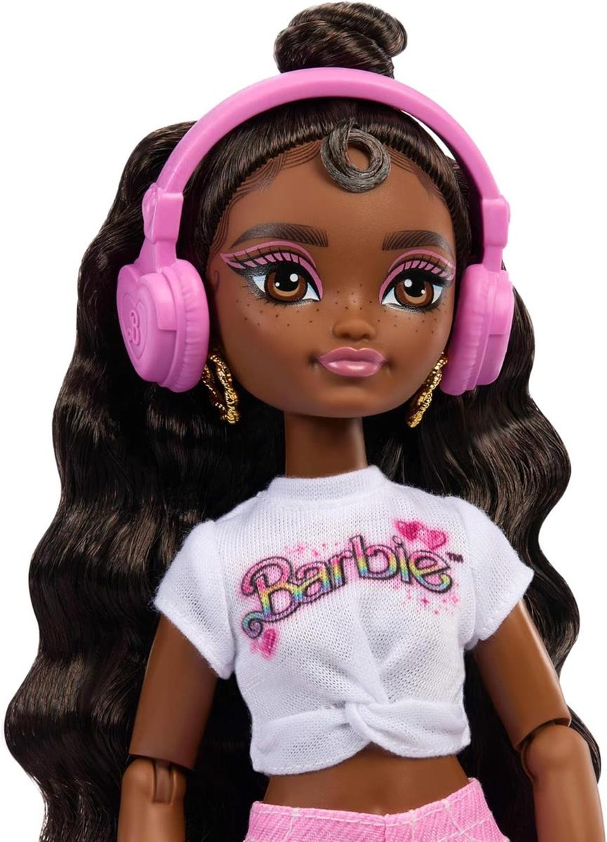 Barbie Dream Besties Puppe und Accessoires, bewegliche Barbie Brooklyn Rollschuh-Modepuppe mit braunem Haar, 9 Zubehörteile zum Thema Musik und Video, JFX97