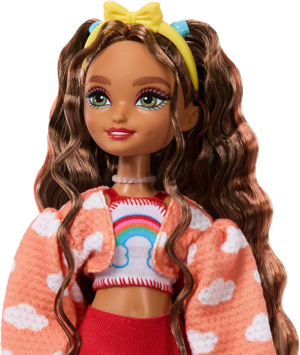Barbie Dream Besties Puppe und Accessoires, bewegliche Barbie Teresa Rollschuh-Modepuppe mit blondem Haar, 9 Zubehörteile zum Thema Videospiel, JFX98