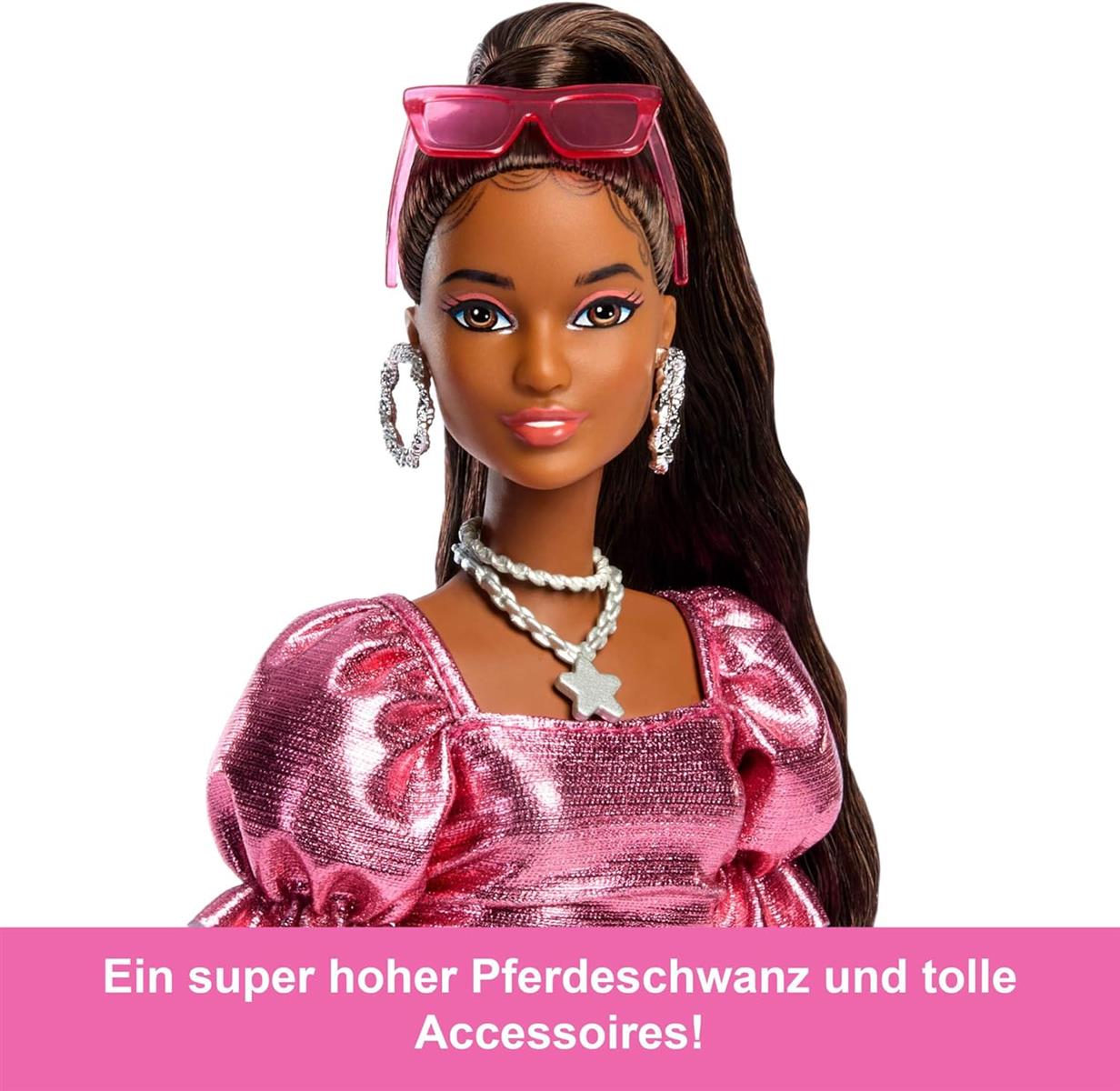 Barbie Deluxe Style-Puppe #6 mit korallfarbenem Metallic-Kleid und ballonförmigem Saum, schwarzhaarigem Pferdeschwanz und verschiedenen Accessoires wie Sonnenbrille, Schmuck und Handtasche, JFP41