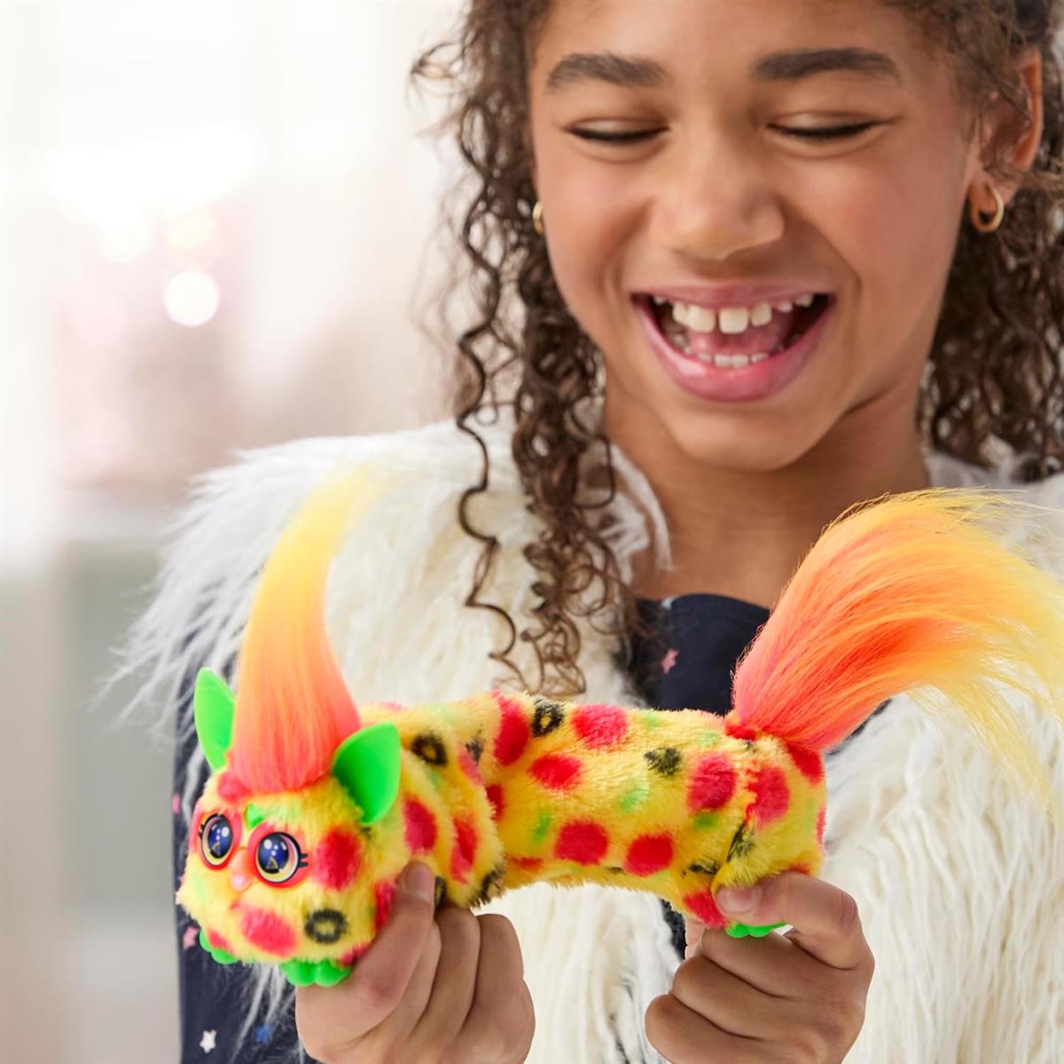 Furby DJ Furblets Pepp-Oh-Roni gelb-gemustertes elektronisches Plüschspielzeug Macht Musik, Geräusche und spricht Furbisch, Stofftier für Kinder ab 6 Jahren mit Schlüsselanhänger