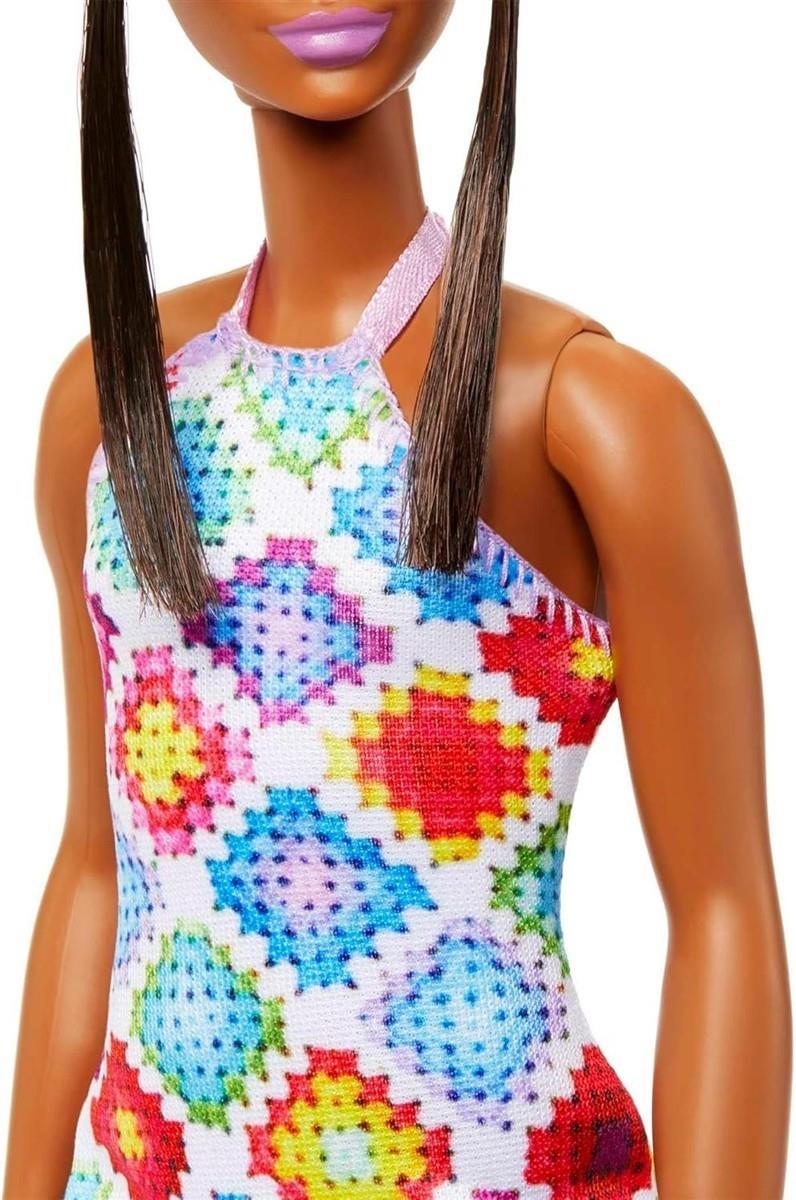 Barbie Fashionistas - Puppe Nr. 210 mit glamourösem Dutt und gehäkeltem Neckholder-Midikleid, Goldener Sonnenbrille und klobigen gelben Sandalen, für Kinder ab 3 Jahren, HJT07