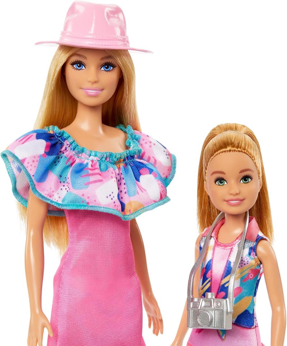 Barbie und jüngere Schwester Stacie - Sorgen für Geschwisterabenteuer in sommerlicher Kleidung und Accessoires, inklusive Kamera, Fernglas, Sommerhut und Zwei Hündchen, für Kinder ab 3 Jahren, HRM09