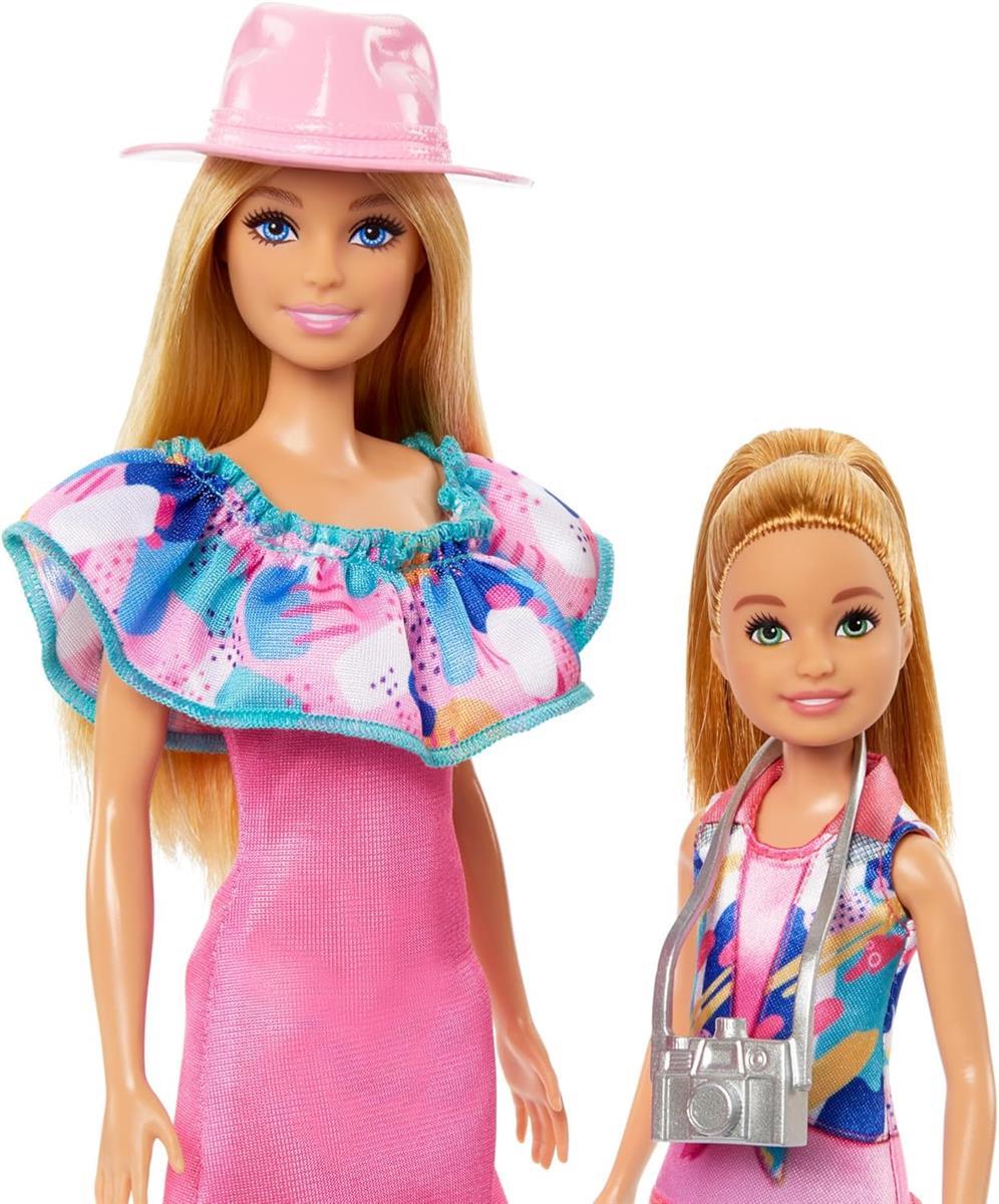Barbie und jüngere Schwester Stacie - Sorgen für Geschwisterabenteuer in sommerlicher Kleidung und Accessoires, inklusive Kamera, Fernglas, Sommerhut und Zwei Hündchen, für Kinder ab 3 Jahren, HRM09