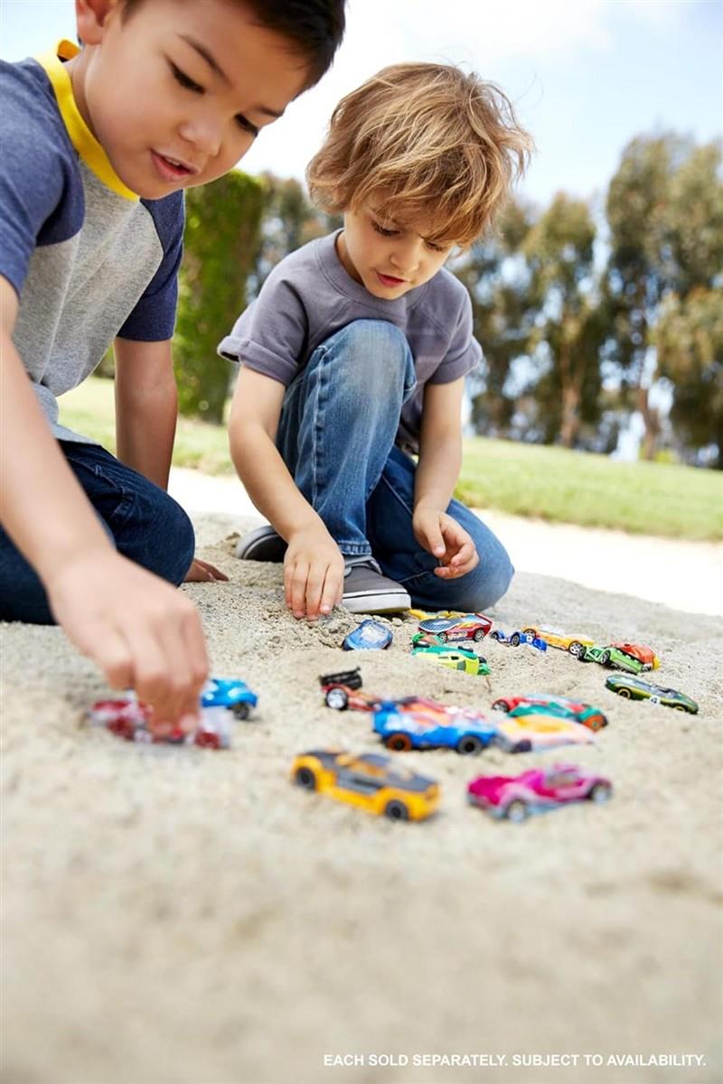 Hot Wheels, Set mit 8 Basic-Spielzeugautos und -Trucks im Maßstab 1:64, inklusive 1 exklusivem Fahrzeug, im Laufe des Jahres erschienen Verschiedene Sortimente, Stil kann abweichen, HPV78
