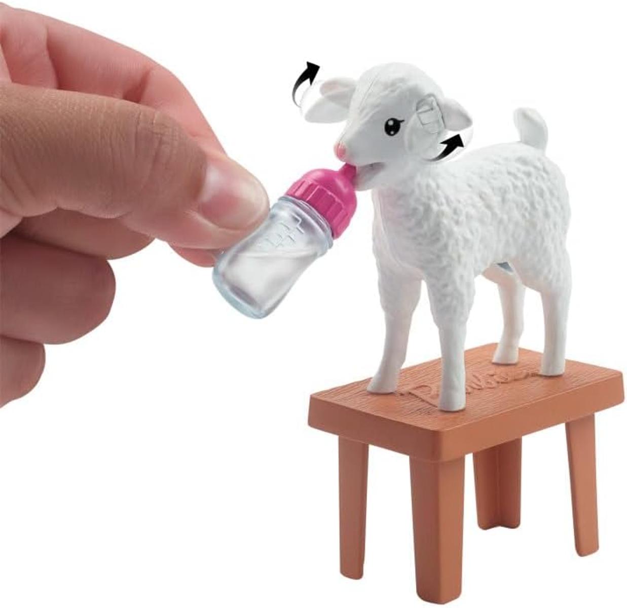 Barbie Puppe zum 65. Jubiläum und 10 Zubehörteile, Hoftierärztin-Set mit Blonder Tierärztin-Puppe, Lamm mit bewegbaren Ohren und mehr, HRG42