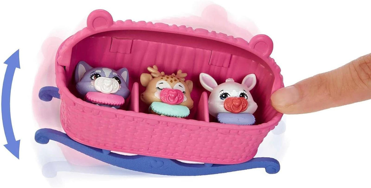 Enchantimals Baby Best Friends - Danessa Deer und Sprint Puppe mit 12 Überraschungen in jeder Box, 9 Baby-Zubehörteile, Babytragesitz und Wickeltasche, für magischen Sammelspaß, HLK84