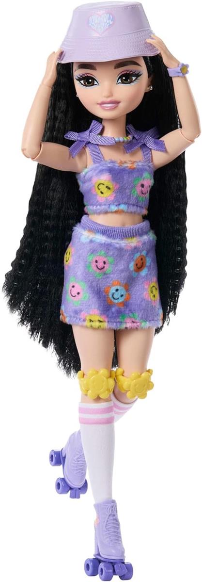 Barbie Dream Besties Puppe und Accessoires, bewegliche Barbie Renee Rollschuh-Modepuppe mit schwarzem Haar, 12 Zubehörteile zum Thema Video und Essen, JFX99