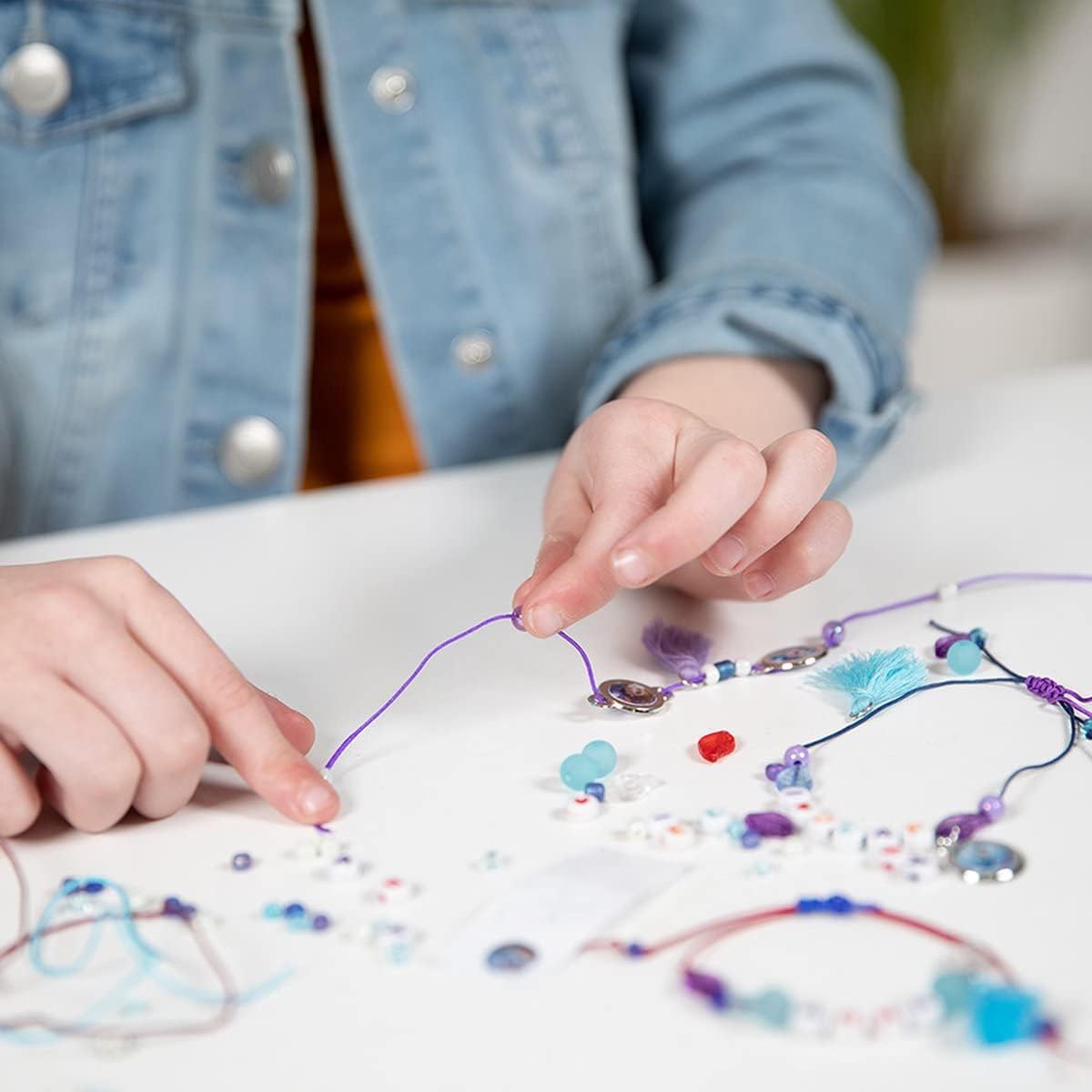 Totum Schmuckbastelset: Buchstaben Armbänder basteln mit Motiven von Anna, Elsa & Olaf und bunten Buchstaben Perlen,Geschenk für Mädchen ab 4 Jahren, 681460