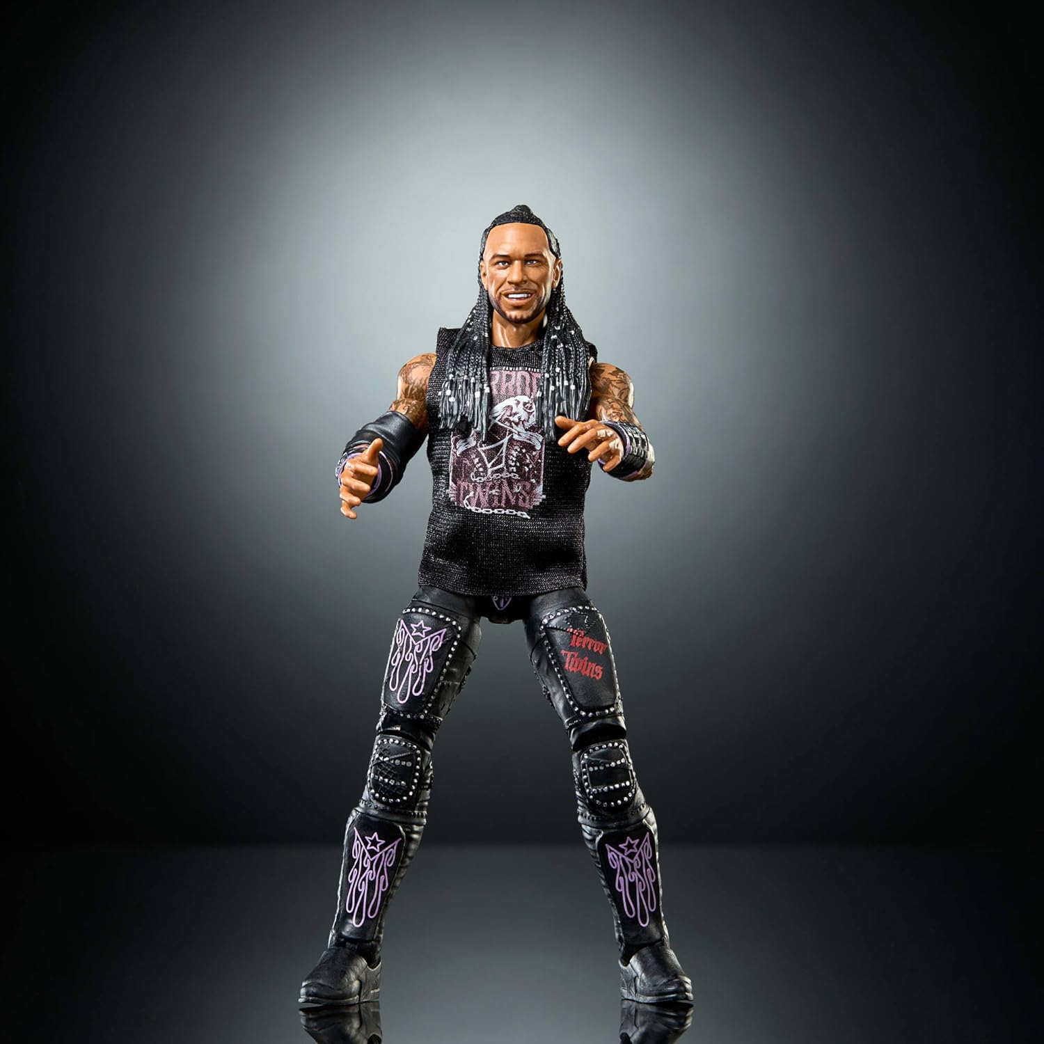 Mattel WWE Elite Actionfigur und Zubehör, Serie #122 Set, ca. 15 cm große Sammelfigur Damian Priest mit 25 Bewegungspunkten und austauschbaren Händen, JHT53