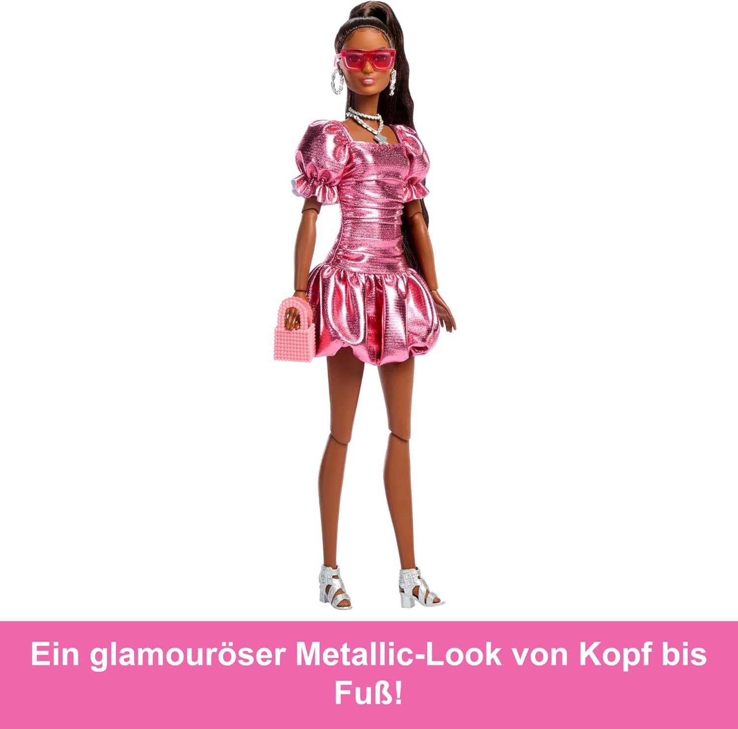Barbie Deluxe Style-Puppe #6 mit korallfarbenem Metallic-Kleid und ballonförmigem Saum, schwarzhaarigem Pferdeschwanz und verschiedenen Accessoires wie Sonnenbrille, Schmuck und Handtasche, JFP41