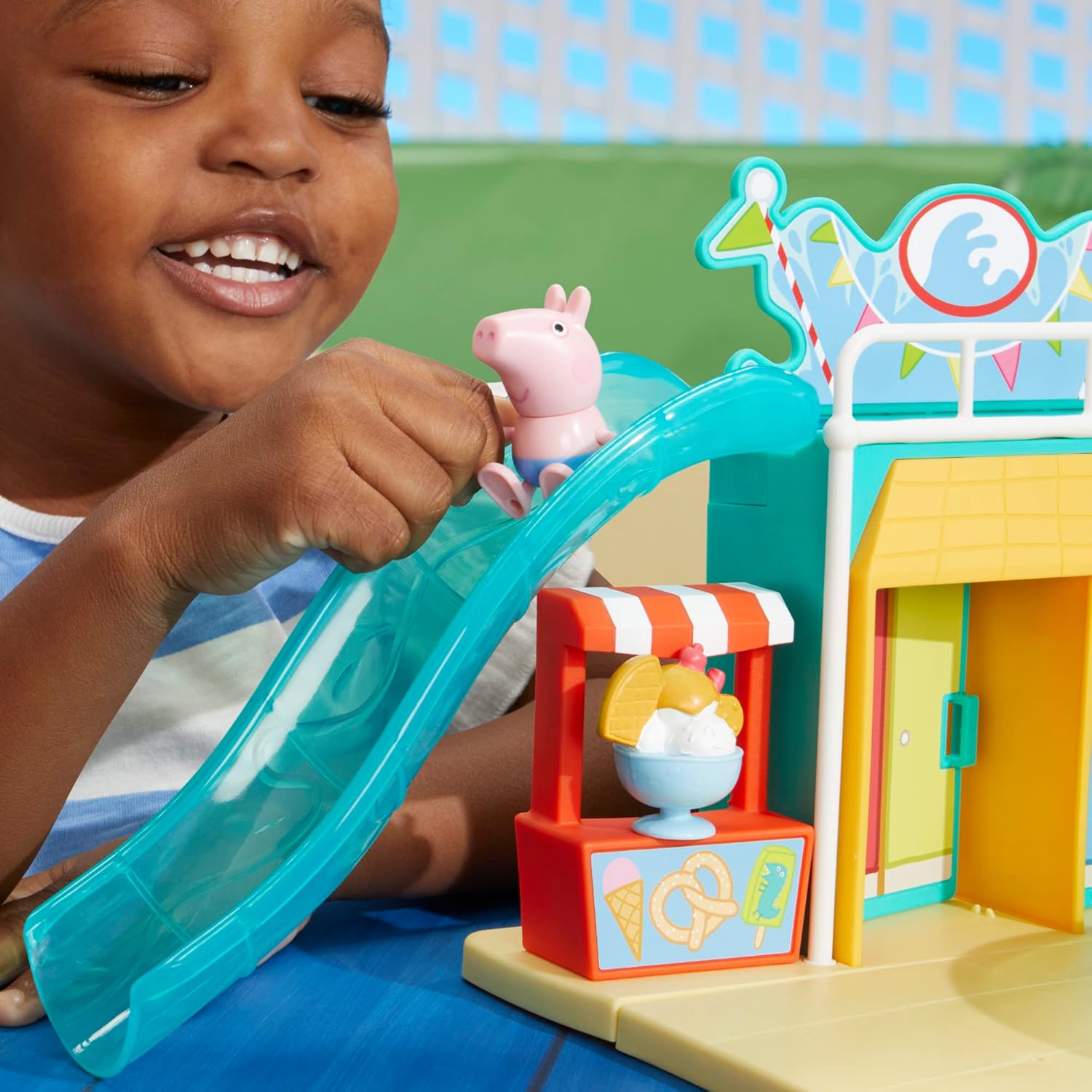 Peppa Pig Spielzeuge Schwimmbad-Spaß mit Peppa, Spielset mit 15 Teilen und 2 Figuren, Kinderspielzeug