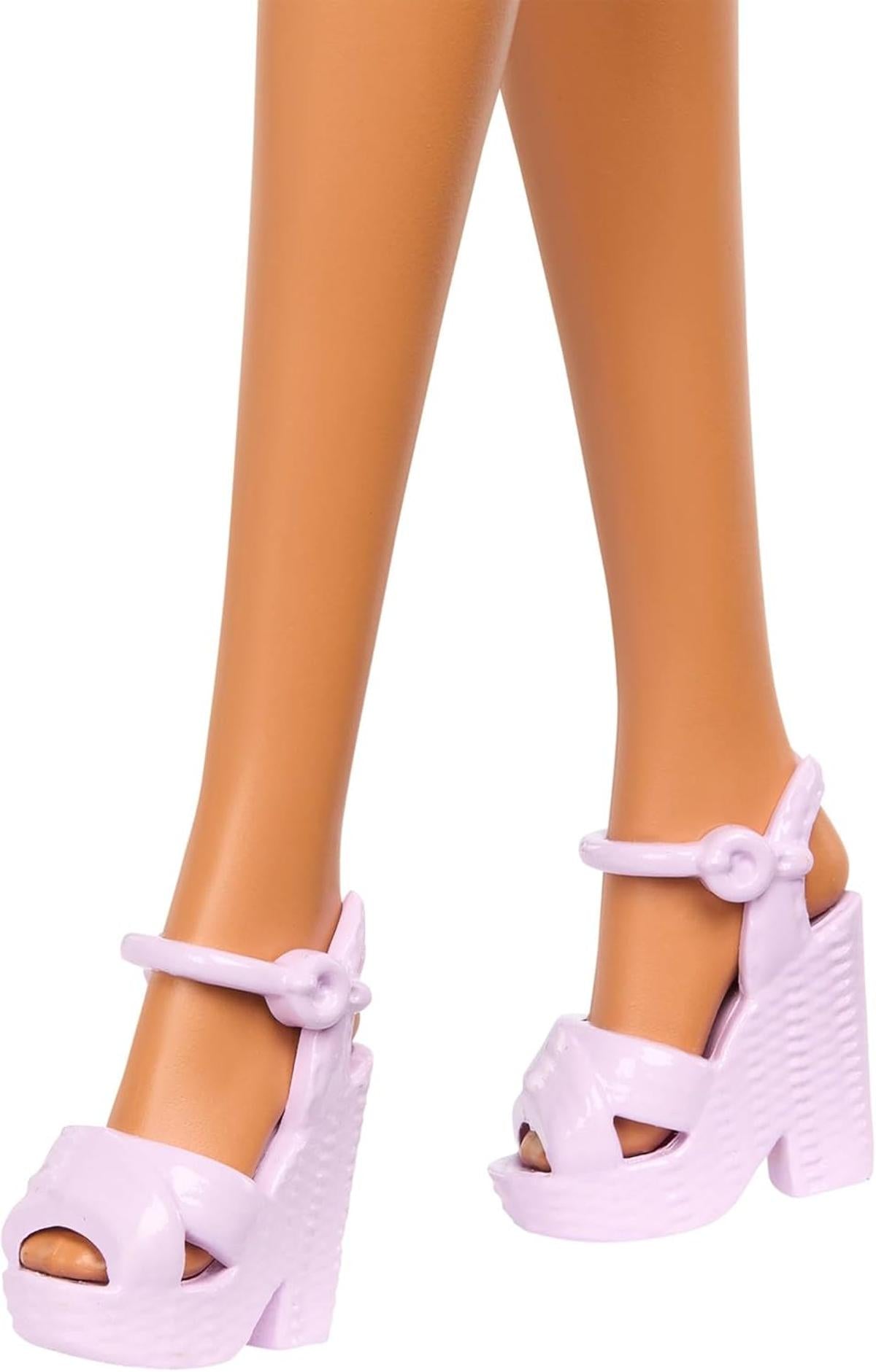 Barbie Fashionistas Puppe, blinde Barbie-Puppe mit pinkem Oberteil, Rock mit Rüschen, Blindenstock und Sonnenbrille, entwickelt in Partnerschaft mit „American Foundation for the Blind“, HRH17