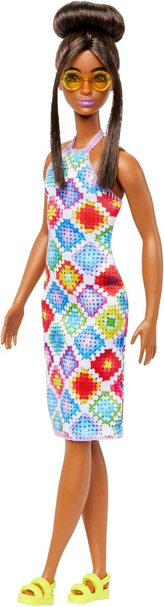 Barbie Fashionistas - Puppe Nr. 210 mit glamourösem Dutt und gehäkeltem Neckholder-Midikleid, Goldener Sonnenbrille und klobigen gelben Sandalen, für Kinder ab 3 Jahren, HJT07