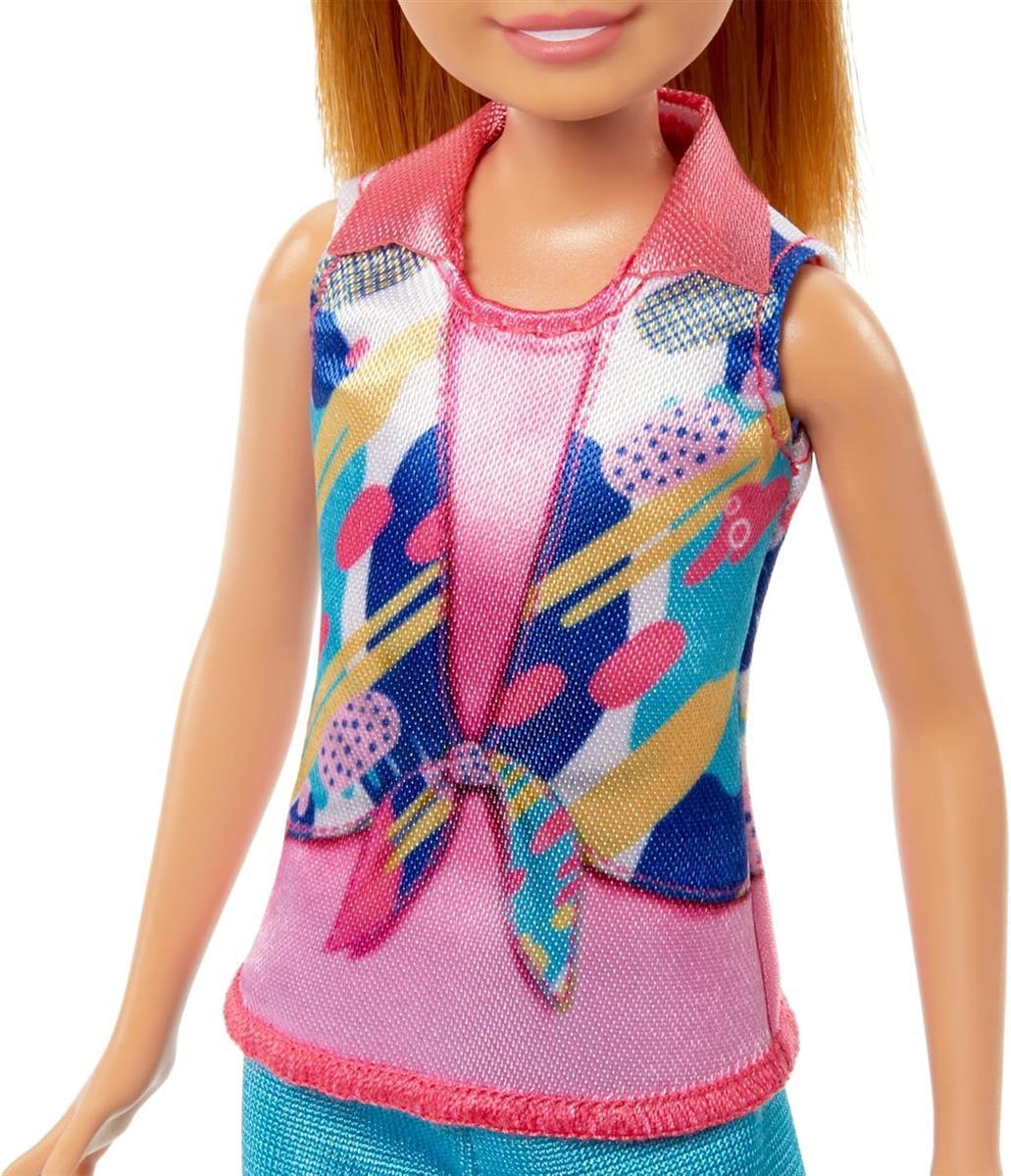 Barbie und jüngere Schwester Stacie - Sorgen für Geschwisterabenteuer in sommerlicher Kleidung und Accessoires, inklusive Kamera, Fernglas, Sommerhut und Zwei Hündchen, für Kinder ab 3 Jahren, HRM09