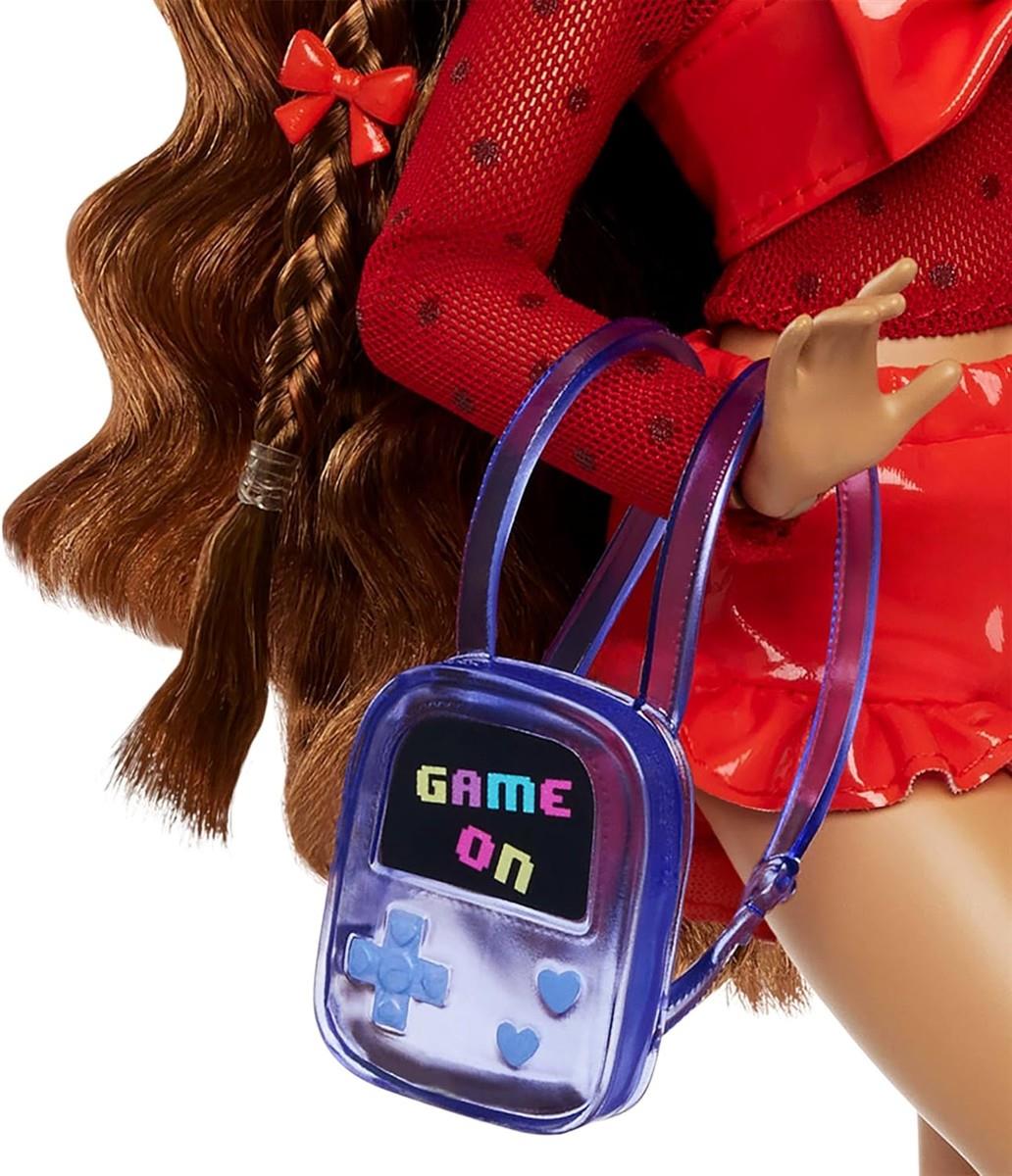 Barbie Dream Besties Puppe und Accessoires, bewegliche Teresa-Modepuppe mit braunem Haar und Haarspangen, 10 Teile zum Thema Videospiele, HYC23