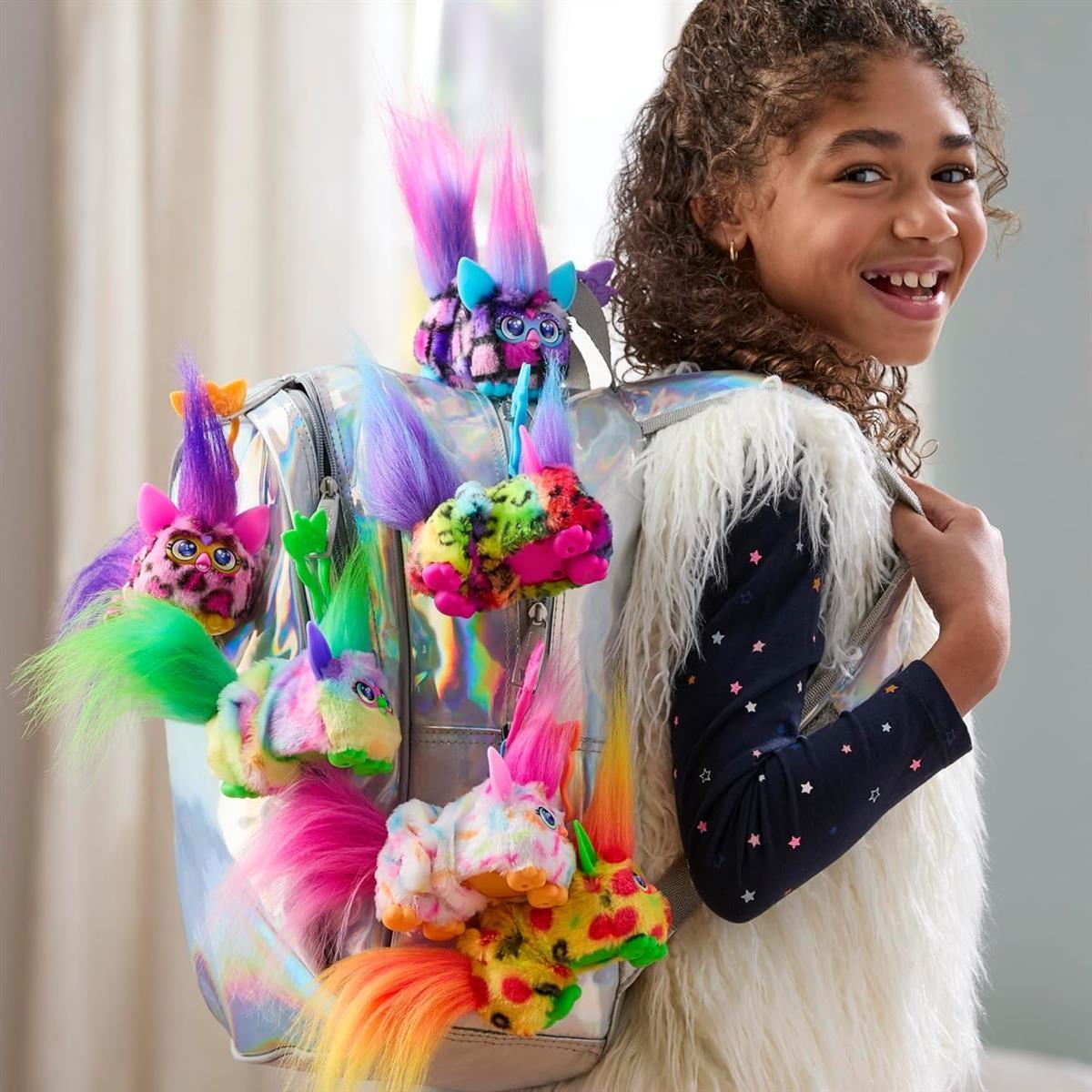Furby DJ Furblets RAIN Bow bunt-gemustertes elektronisches Plüschspielzeug Macht Musik, Geräusche und spricht Furbisch, Stofftier für Kinder ab 6 Jahren mit Schlüsselanhänger