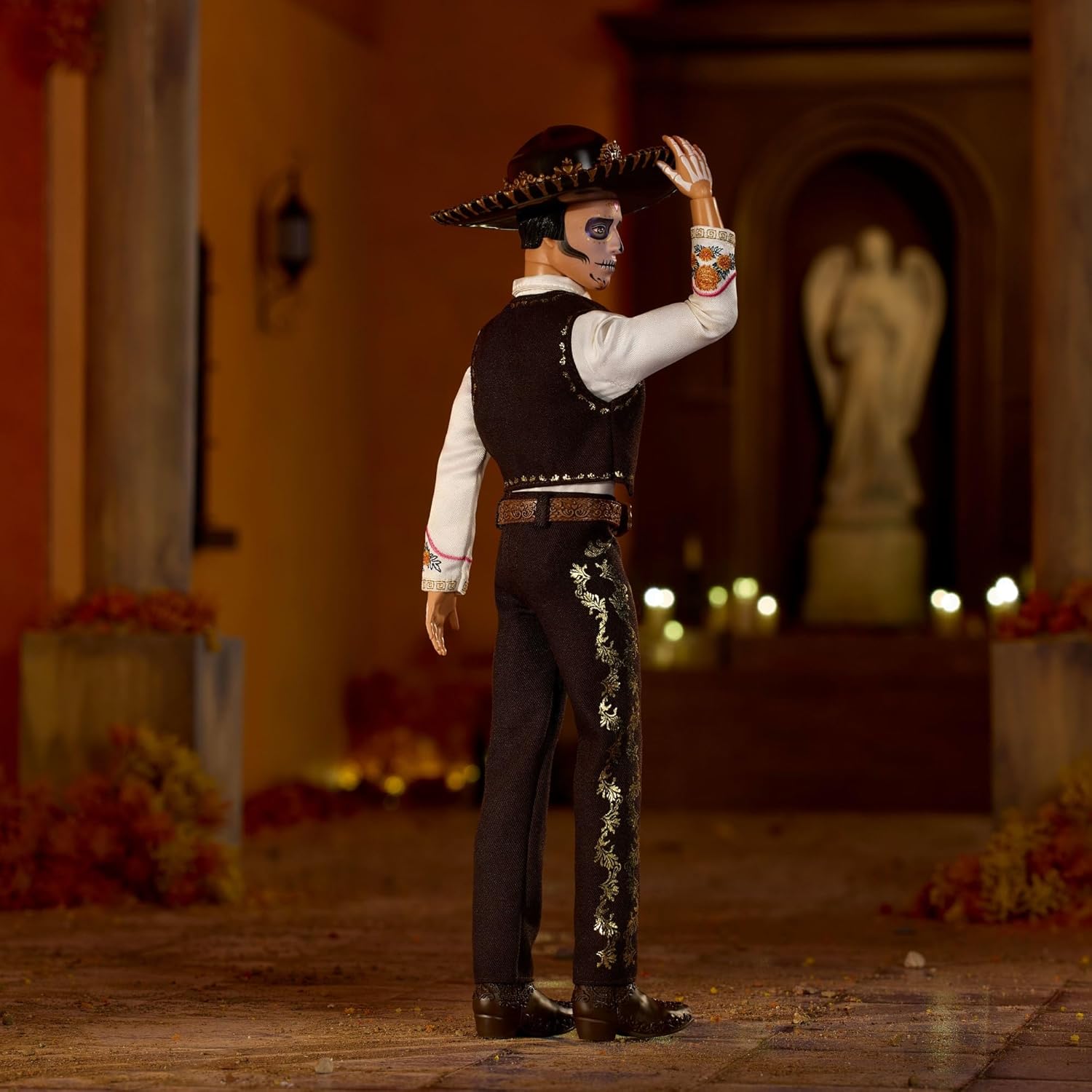 Barbie Signature Puppe, Día De Muertos 2025, Sammelfigur mit cremefarbenem Hemd, schwarzer Weste und Hose, Sombrero und Calavera-Gesichtsbemalung, JBJ06