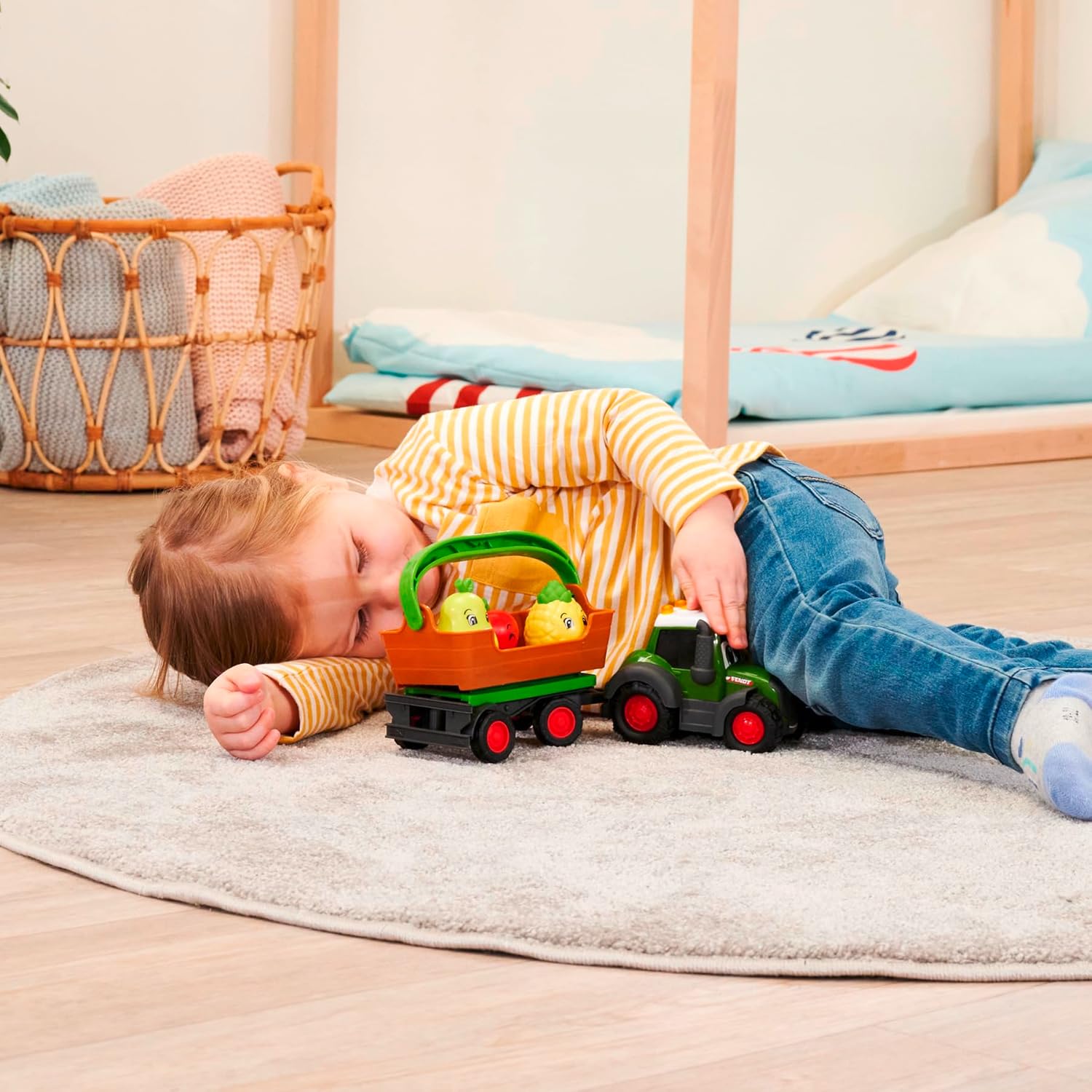 Dickie Toys ABC - Freddy Fruit - Fendt Spielzeugtraktor mit Anhänger und Rasselfrüchten, abnehmbare Box, mit Licht- und Sound, für Kleinkinder und Babys ab 12 Monaten