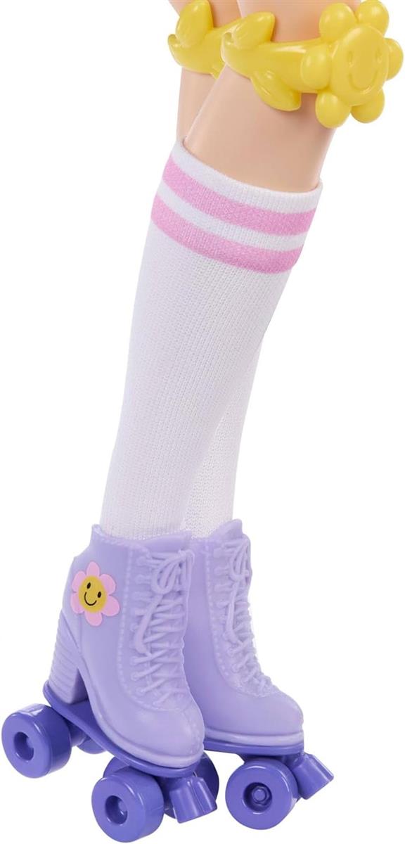 Barbie Dream Besties Puppe und Accessoires, bewegliche Barbie Renee Rollschuh-Modepuppe mit schwarzem Haar, 12 Zubehörteile zum Thema Video und Essen, JFX99