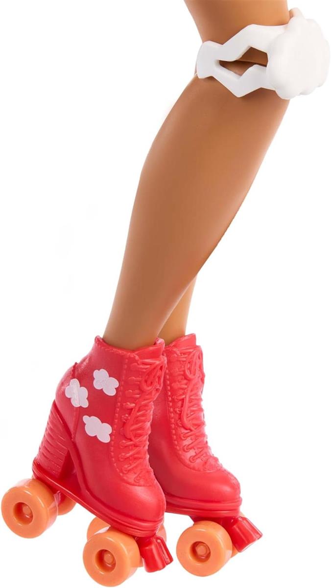 Barbie Dream Besties Puppe und Accessoires, bewegliche Barbie Teresa Rollschuh-Modepuppe mit blondem Haar, 9 Zubehörteile zum Thema Videospiel, JFX98