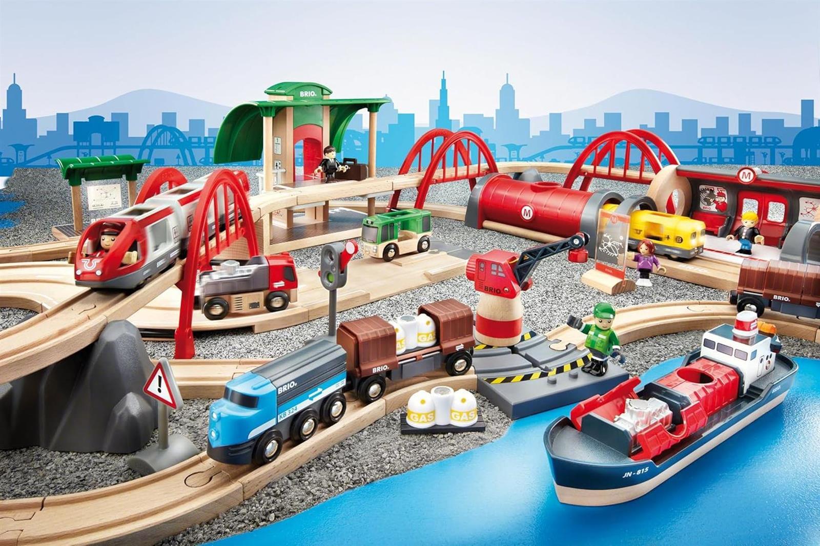 BRIO World 33052 Straßen & Schienen Bahn Set Deluxe - Straßen & Schienen Eisenbahn - Kleinkindspielzeug empfohlen für Kinder ab 3 Jahren