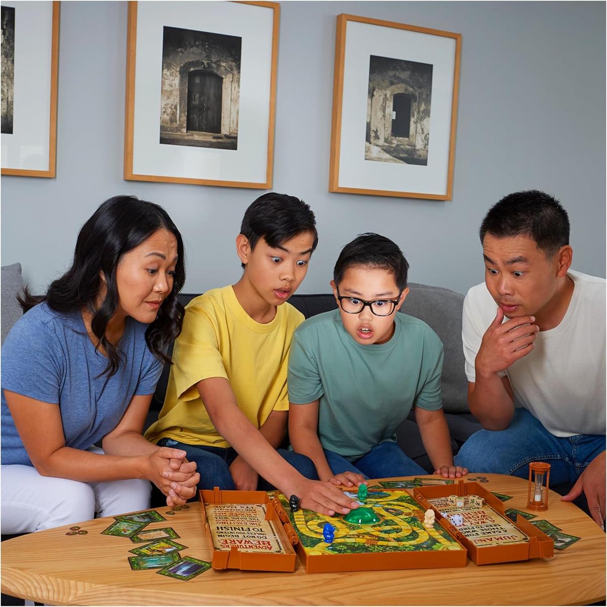Spin Master Games - Jumanji - das actiongeladene Familienspiel, Deluxe-Version mit Spielcomputer inkl. Licht- und Soundeffekten; für 2–4 mutige Abenteurer ab 8 Jahren
