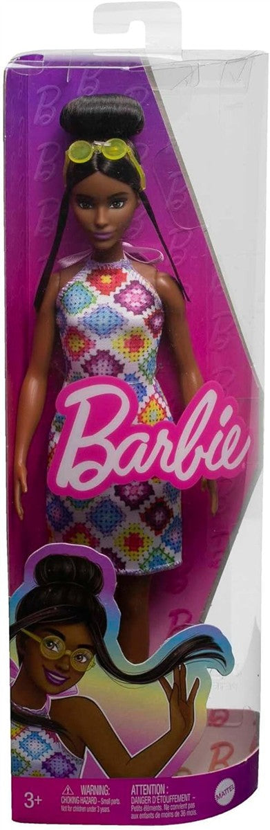 Barbie Fashionistas - Puppe Nr. 210 mit glamourösem Dutt und gehäkeltem Neckholder-Midikleid, Goldener Sonnenbrille und klobigen gelben Sandalen, für Kinder ab 3 Jahren, HJT07