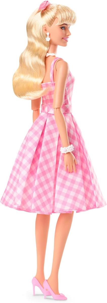 Barbie Puppe, The Movie doll, in rosa weissem Kleid und Gänseblümchen Halskette, Margot Robbie, Sammlerstück, Spielzeug ab 3 Jahre, HPJ96