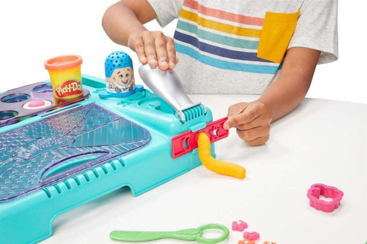 Play-Doh Kreativbox für unterwegs mit mehr als 30 Knetwerkzeugen und 10 Dosen