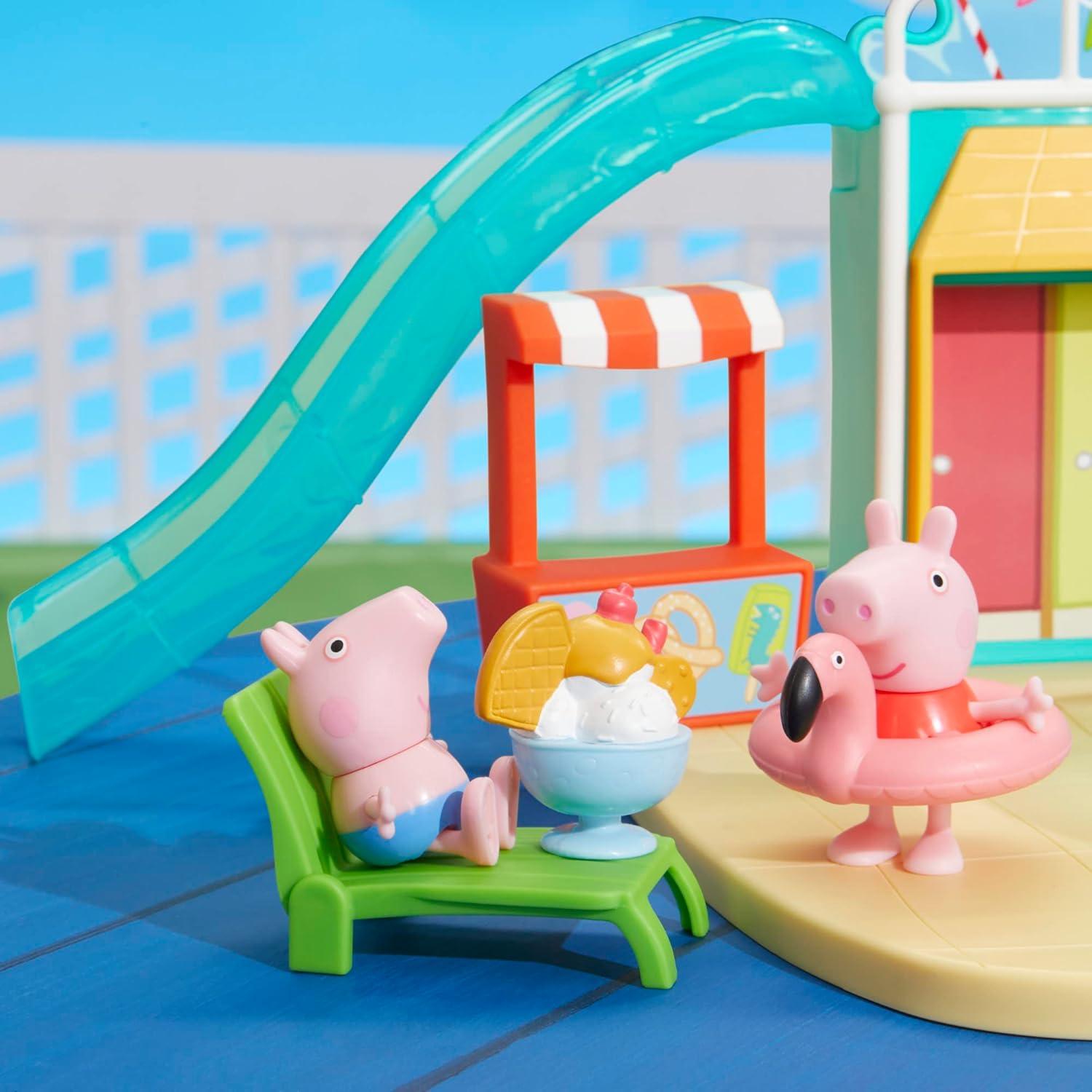 Peppa Pig Spielzeuge Schwimmbad-Spaß mit Peppa, Spielset mit 15 Teilen und 2 Figuren, Kinderspielzeug