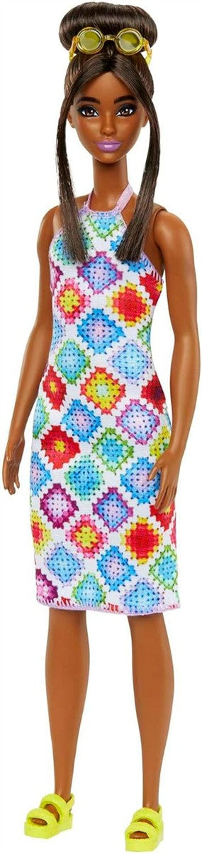 Barbie Fashionistas - Puppe Nr. 210 mit glamourösem Dutt und gehäkeltem Neckholder-Midikleid, Goldener Sonnenbrille und klobigen gelben Sandalen, für Kinder ab 3 Jahren, HJT07