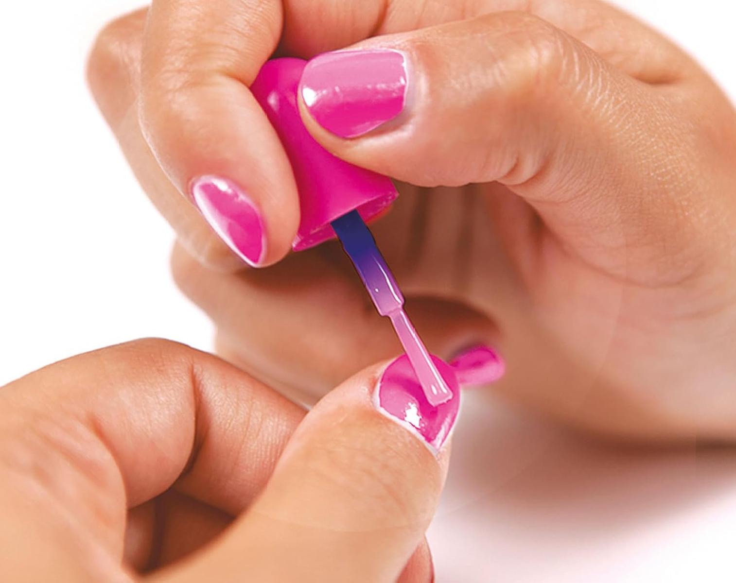 Clementoni Crazy Chic Cool Nail Art - DIY Nageldesign-Set für Kinder ab 6 Jahren - Kreativ-Spielzeug inkl. Nagellacke, Sticker, Glitzer & Nageltrockner 18599