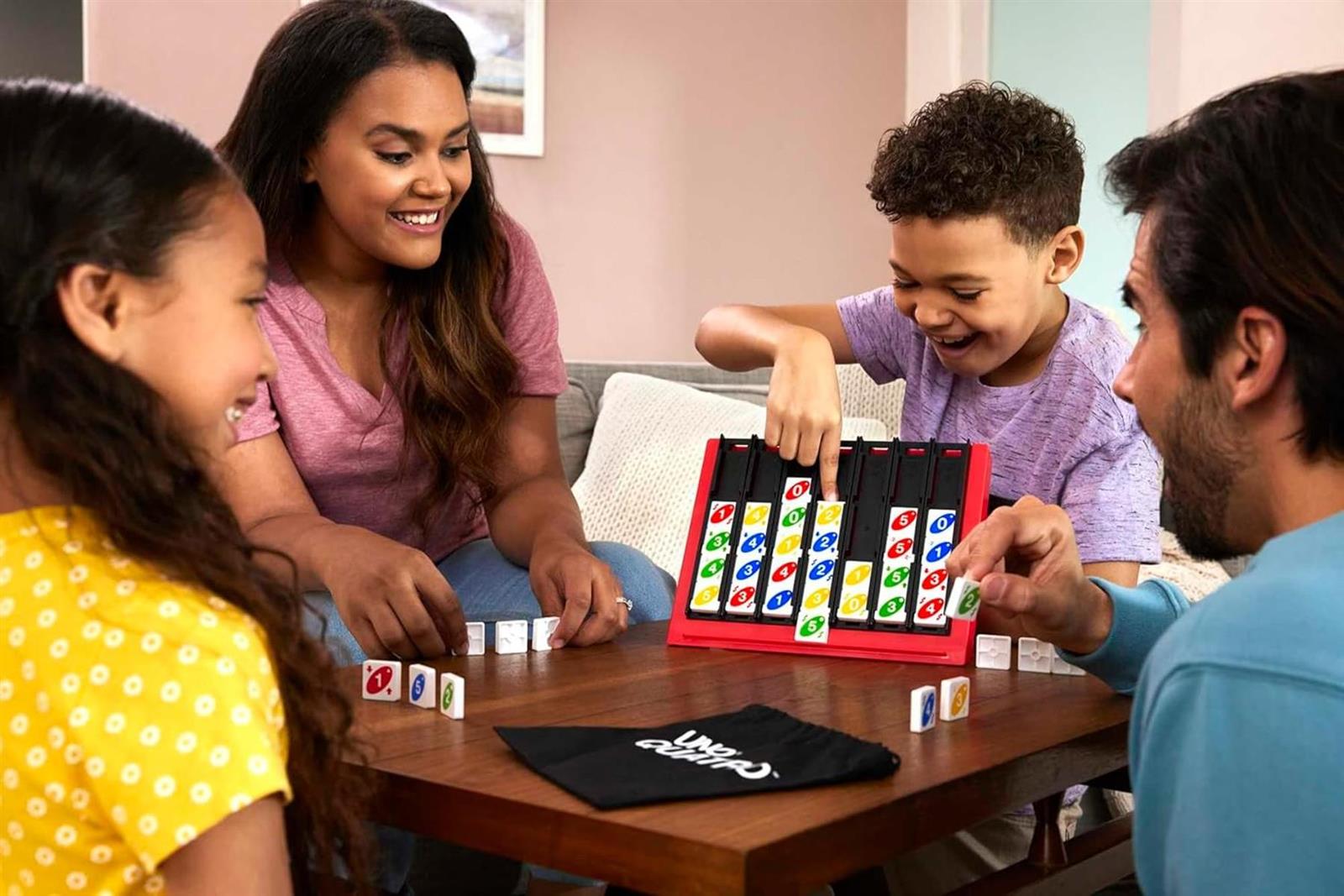 Mattel Games Uno Quatro, Steine nach Farben oder Zahlen sortieren, mit Aktionssteinen, Perfekt als Kinderspiel, Reisespiel oder Gesellschaftsspiel, ab 7 Jahre, HPF82