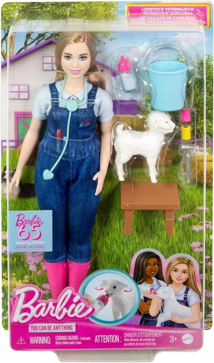 Barbie Puppe zum 65. Jubiläum und 10 Zubehörteile, Hoftierärztin-Set mit Blonder Tierärztin-Puppe, Lamm mit bewegbaren Ohren und mehr, HRG42