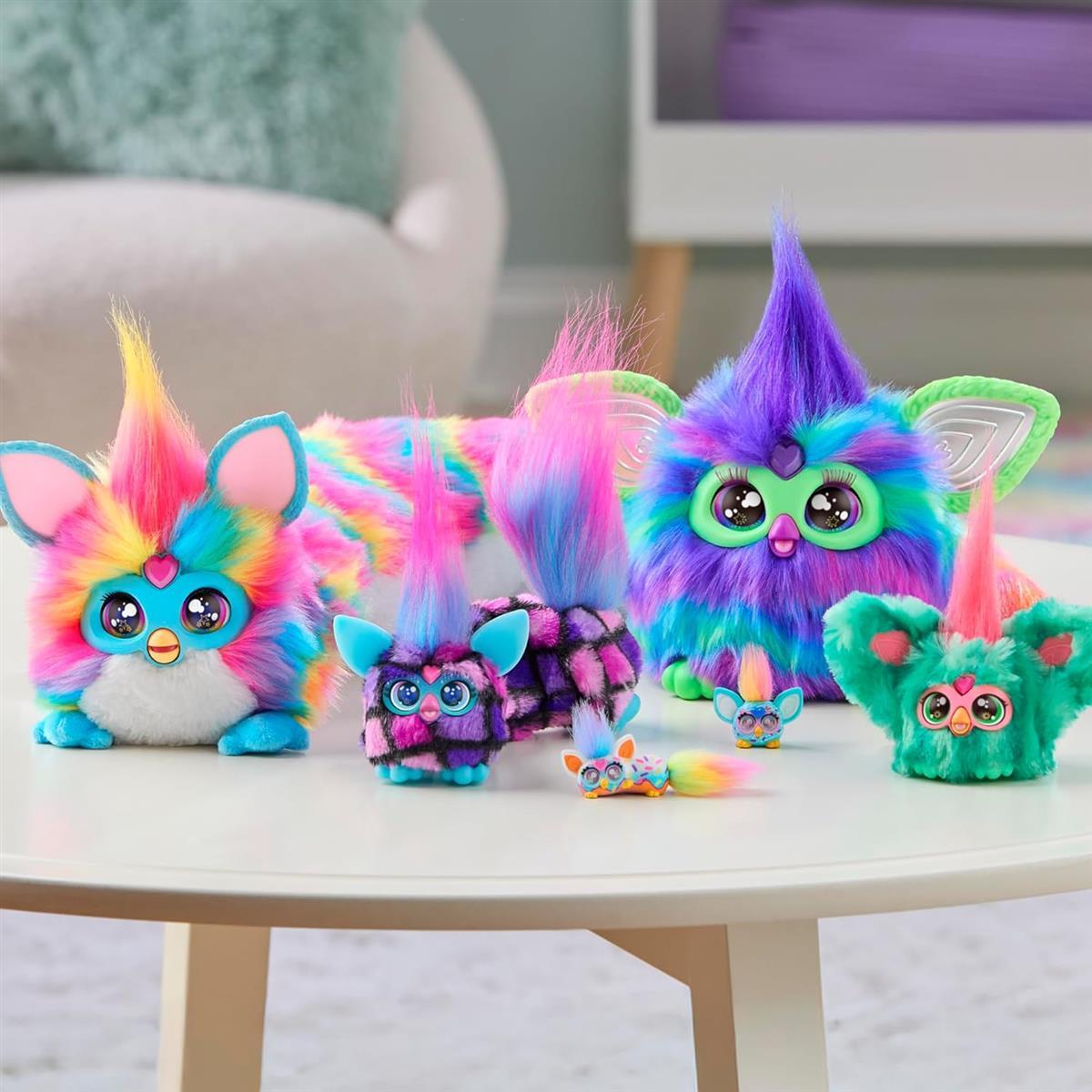 Furby DJ Furblets Pepp-Oh-Roni gelb-gemustertes elektronisches Plüschspielzeug Macht Musik, Geräusche und spricht Furbisch, Stofftier für Kinder ab 6 Jahren mit Schlüsselanhänger
