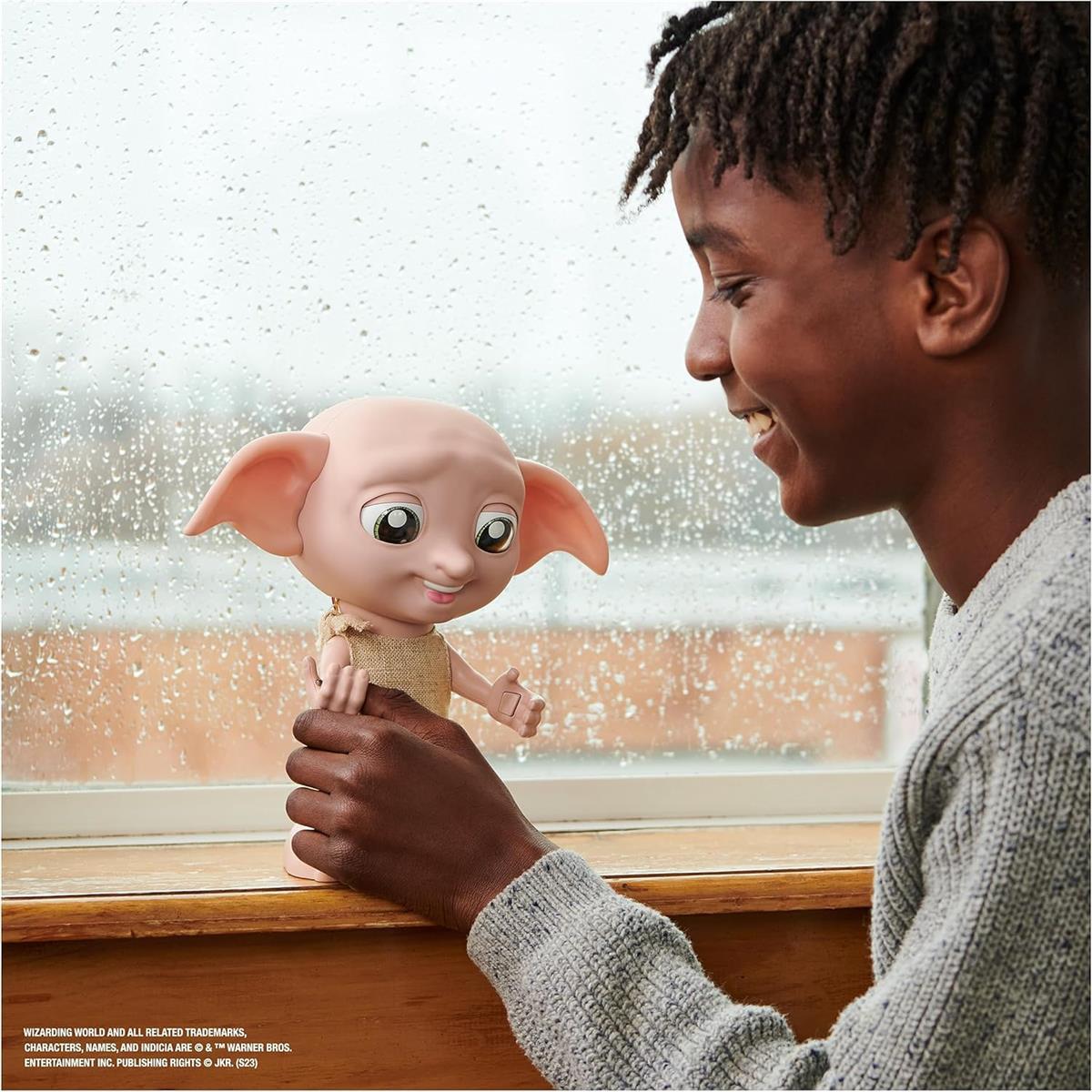 Wizarding World Harry Potter - Interaktiver Dobby Hauself Puppe mit über 30 Geräuschen, Sätzen und Bewegungen, Deutsch-Italienisch, Spielzeug für Kinder ab 6 Jahren, Fanartikel