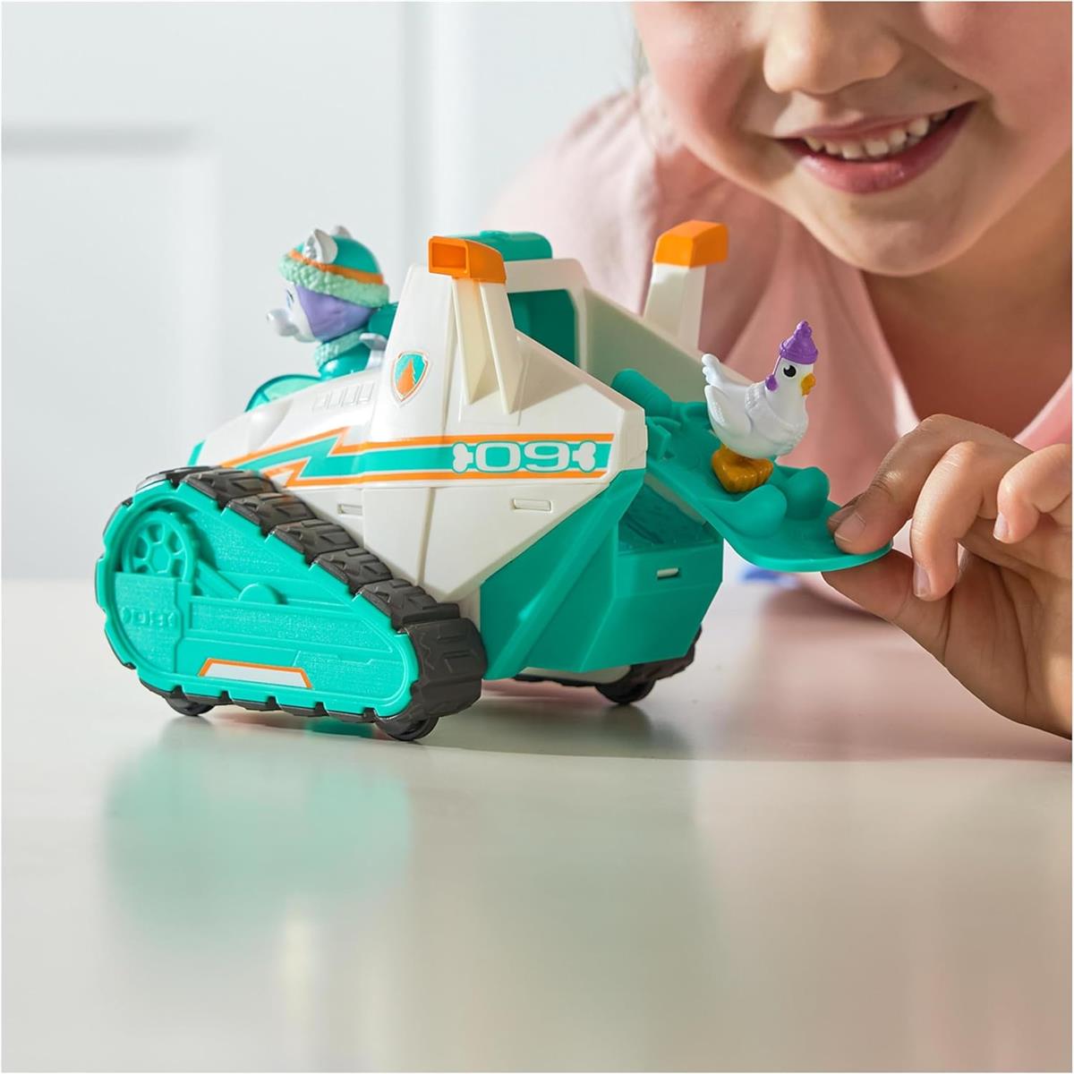 Spin Master PAW Patrol – Schneemobil mit Everest-Figur, Snowboard und Henrietta-Figur (Deluxe Fahrzeug), Spielzeug für Kinder ab 3 Jahren