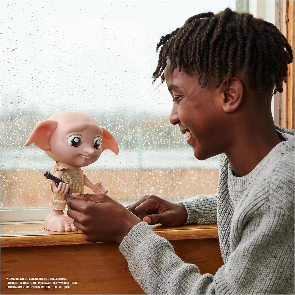 Wizarding World Harry Potter - Interaktiver Dobby Hauself Puppe mit über 30 Geräuschen, Sätzen und Bewegungen, Deutsch-Italienisch, Spielzeug für Kinder ab 6 Jahren, Fanartikel