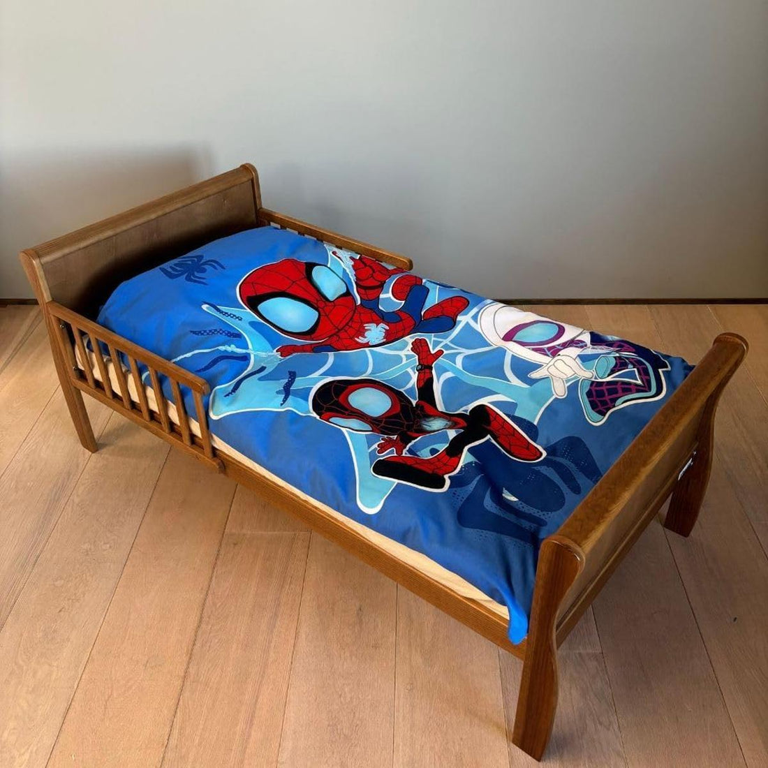 Spidey Kinderbett Bettwäsche Set 100x135 cm + Kissenbezug 40x60 cm 100% Baumwolle | Nachtleuchtender Stil Babybettwäsche Set perfekt für Kinder | Spiderman weiche Wendebettwäsche für Jungen