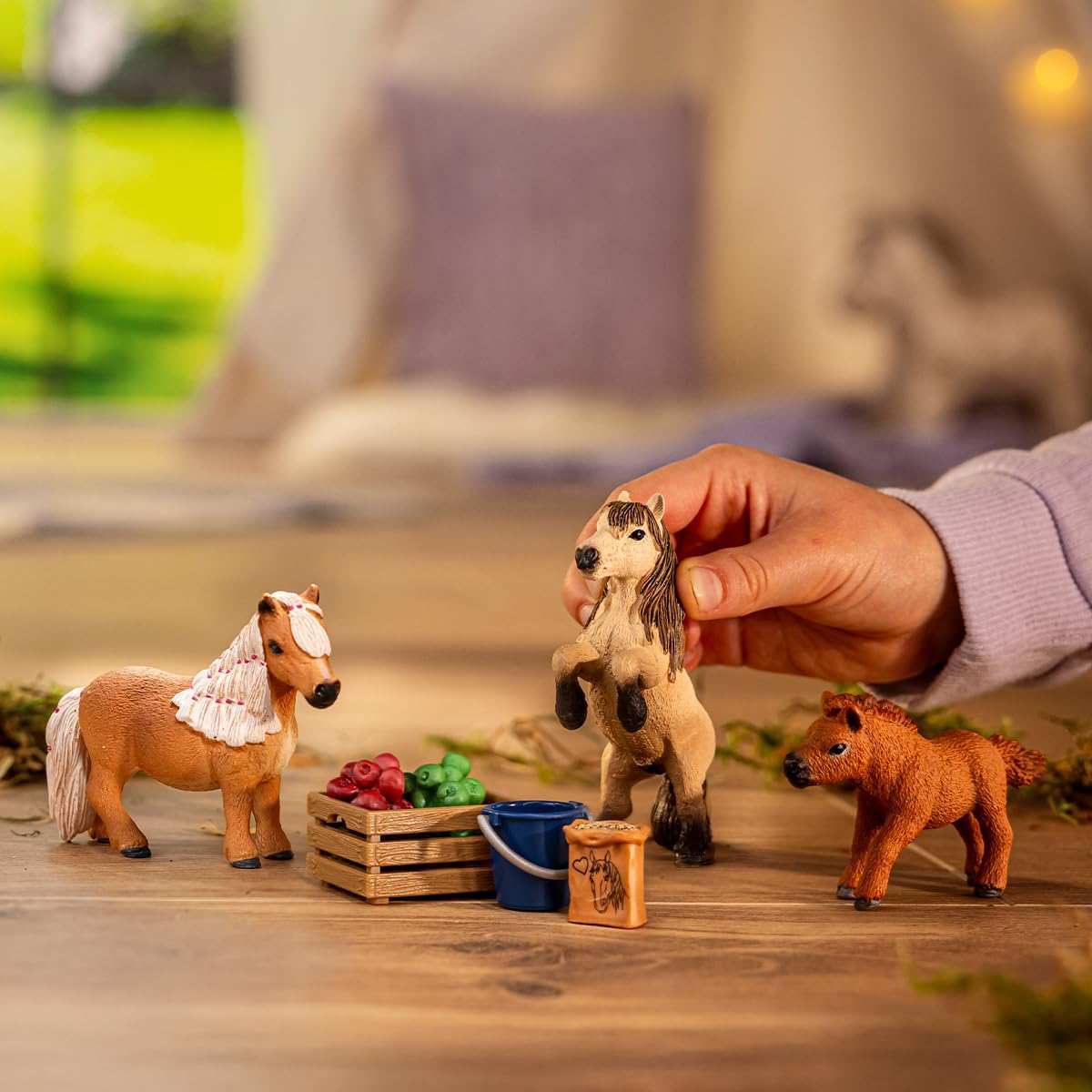 Schleich Horse Club | Mini Shetty Familie 41432 | ab 5 Jahren | 9 Teile | 3 Pony Figuren mit Pferde Zubehör | tolles Geschenk für Mädchen und Jungen | Spielzeug für Kinder