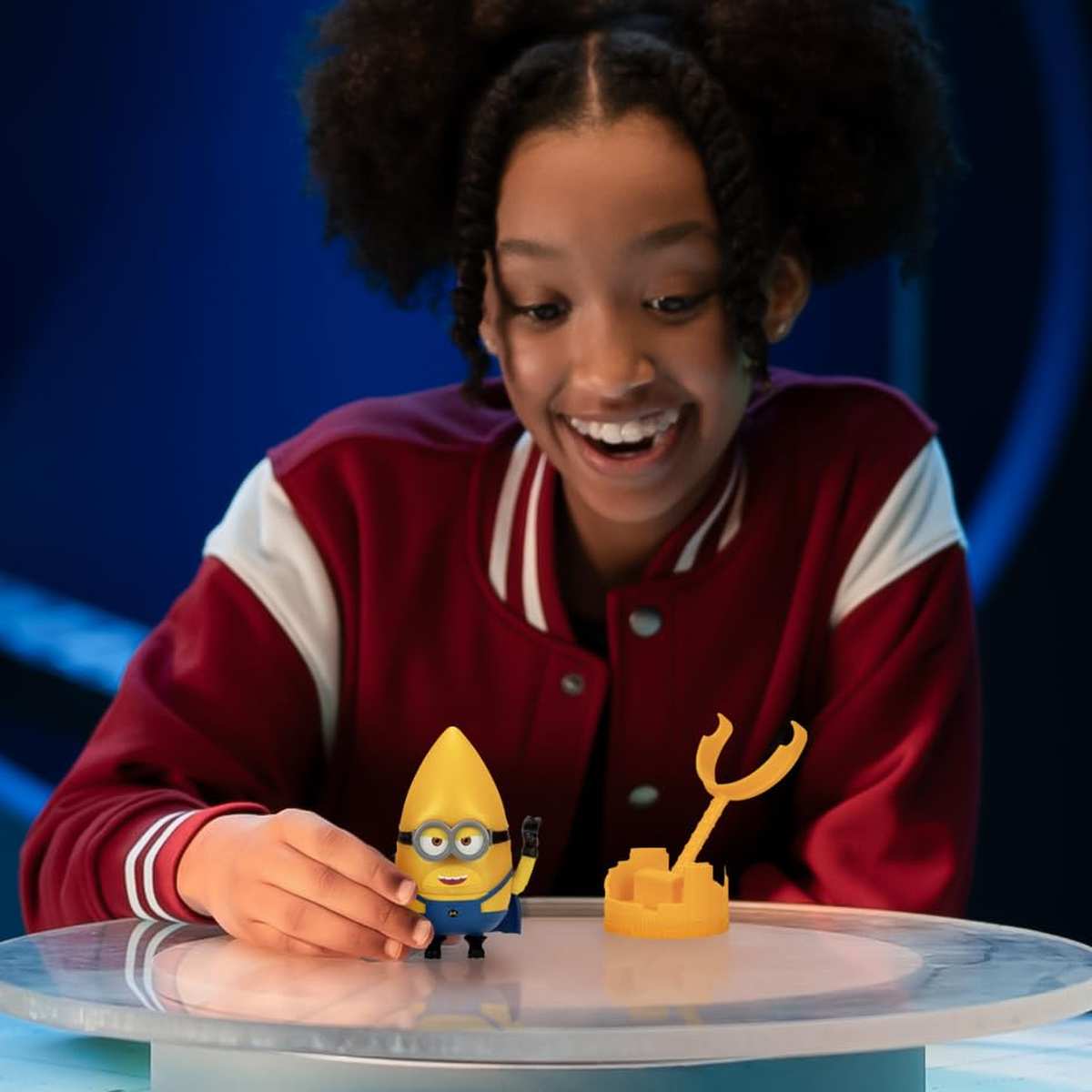 MINIONS Ich – Einfach unverbesserlich 4: Stürmisch startender Mega Gus Actionfigur 4+
