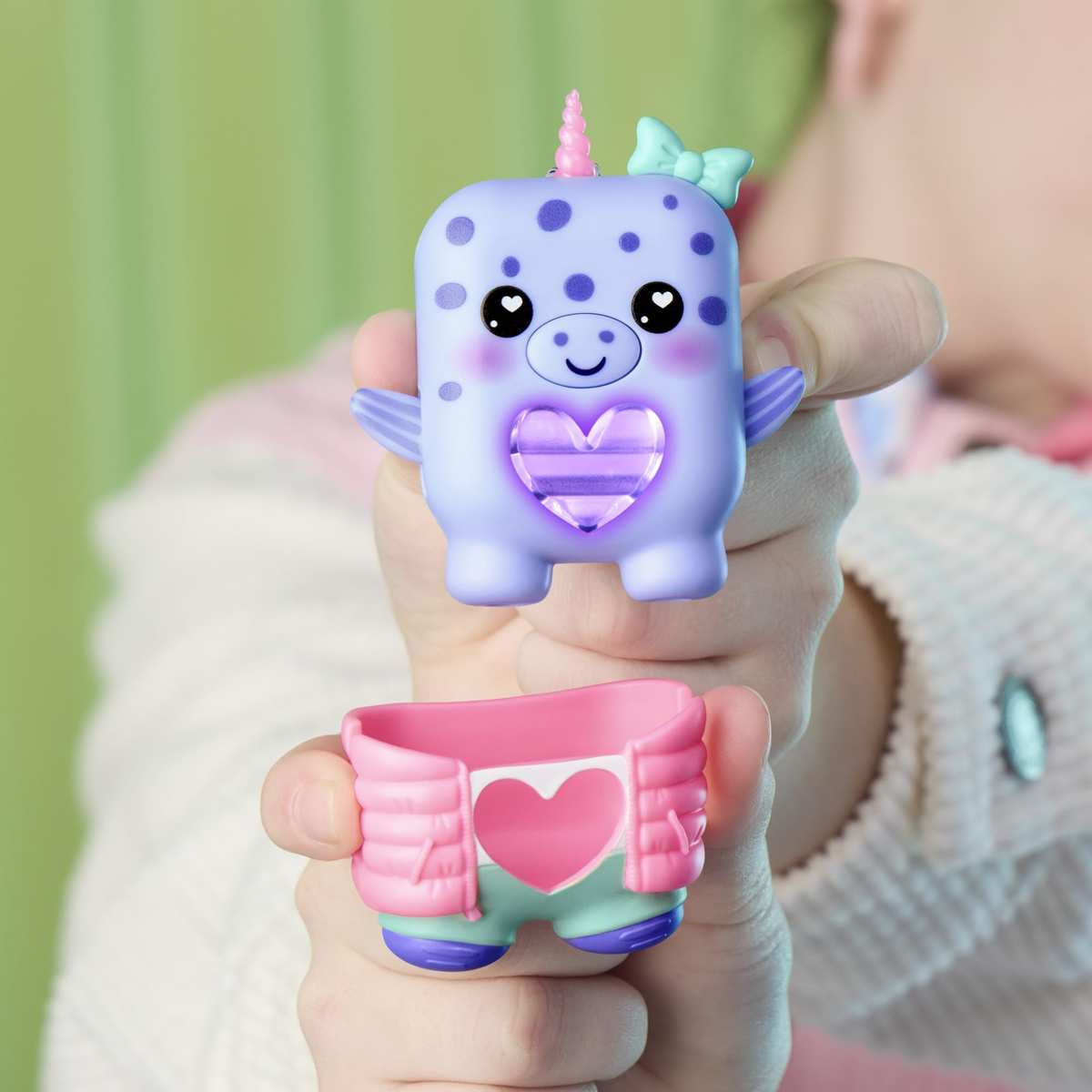 Hasbro Nano-MALS Blubby der Narwal elektronisches Fidget-Tierchen