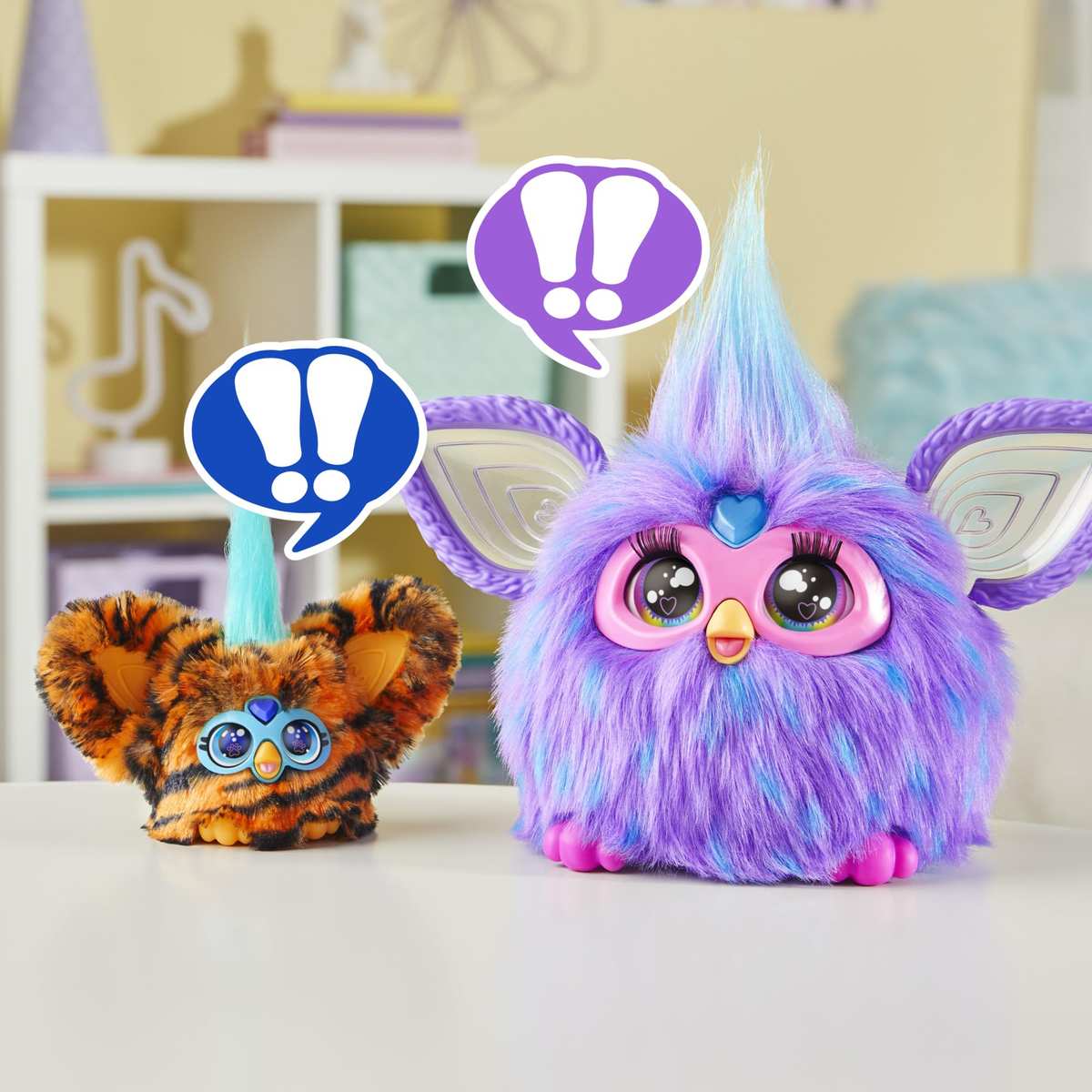 Furby Furblets Ty-Bee elektronisches Plüschtier mit Tiger-Muster Stofftier 6+ mit Musik und Geräuschen und Schlüsselanhänger