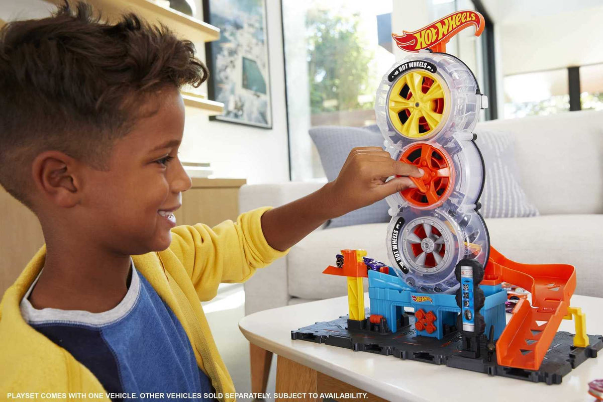Hot Wheels City Super Reifenshop Spielset enthält 1 Fahrzeug Spielzeug für Kinder von 4 bis 8 Jahren HDP02