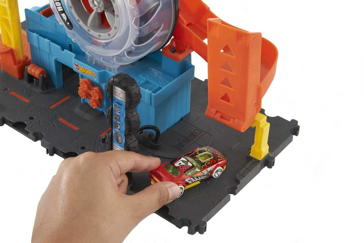 Hot Wheels City Super Reifenshop Spielset enthält 1 Fahrzeug Spielzeug für Kinder von 4 bis 8 Jahren HDP02