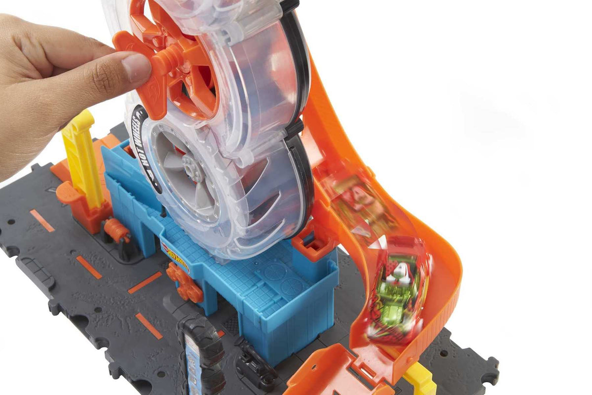 Hot Wheels City Super Reifenshop Spielset enthält 1 Fahrzeug Spielzeug für Kinder von 4 bis 8 Jahren HDP02