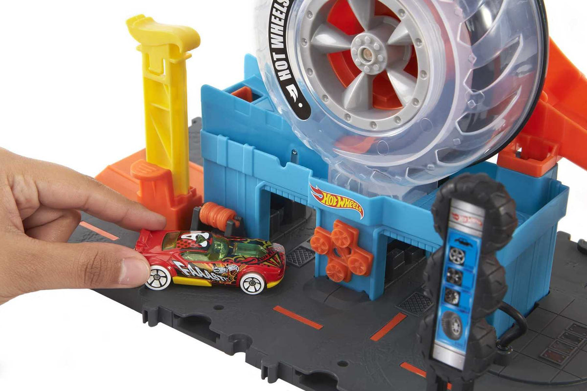 Hot Wheels City Super Reifenshop Spielset enthält 1 Fahrzeug Spielzeug für Kinder von 4 bis 8 Jahren HDP02