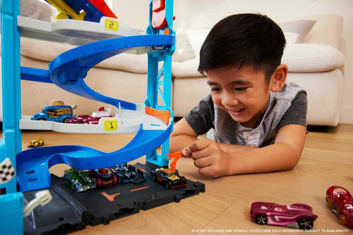 Hot Wheels City Trackset + 1 Hot Wheels Auto 2-in-1-Rennturm von Einzelbahn in zweispurige Rennbahn umwandelbar HKX43 3+