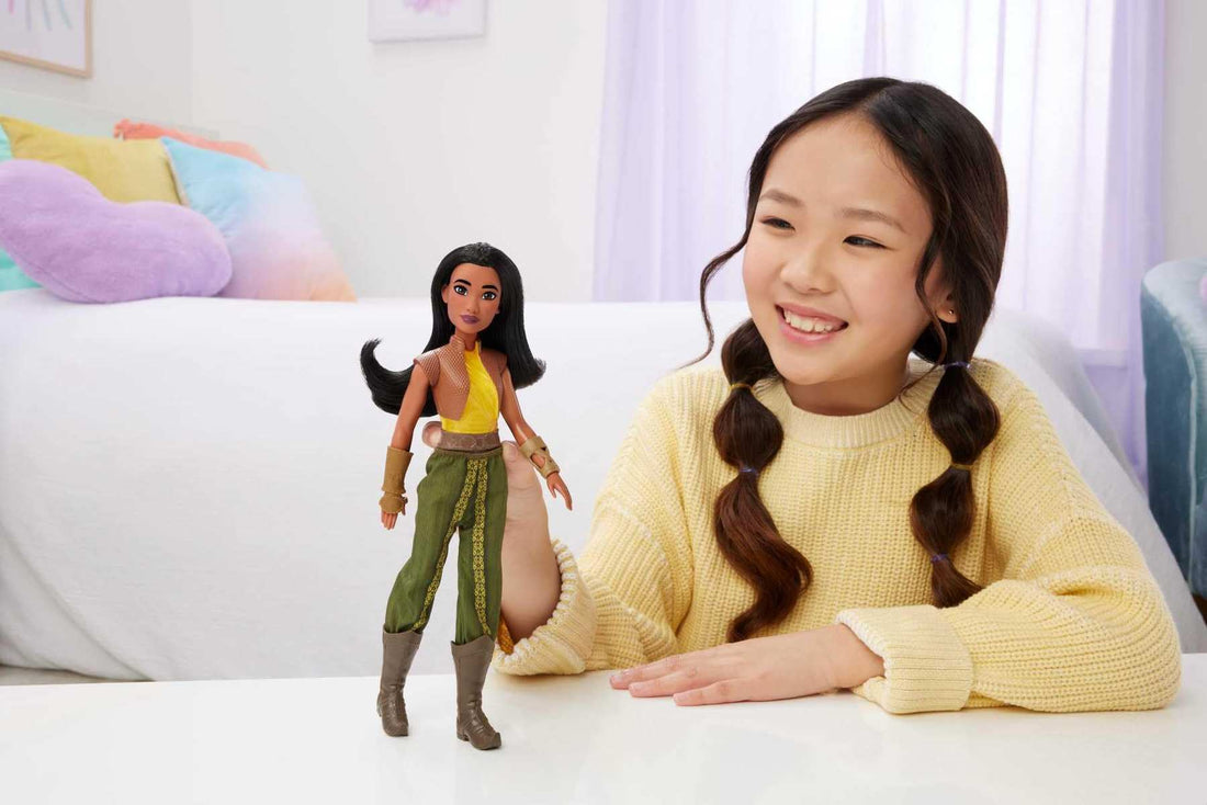 Mattel Disney Prinzessin Raya Modepuppe im klassischen Outfit 3+